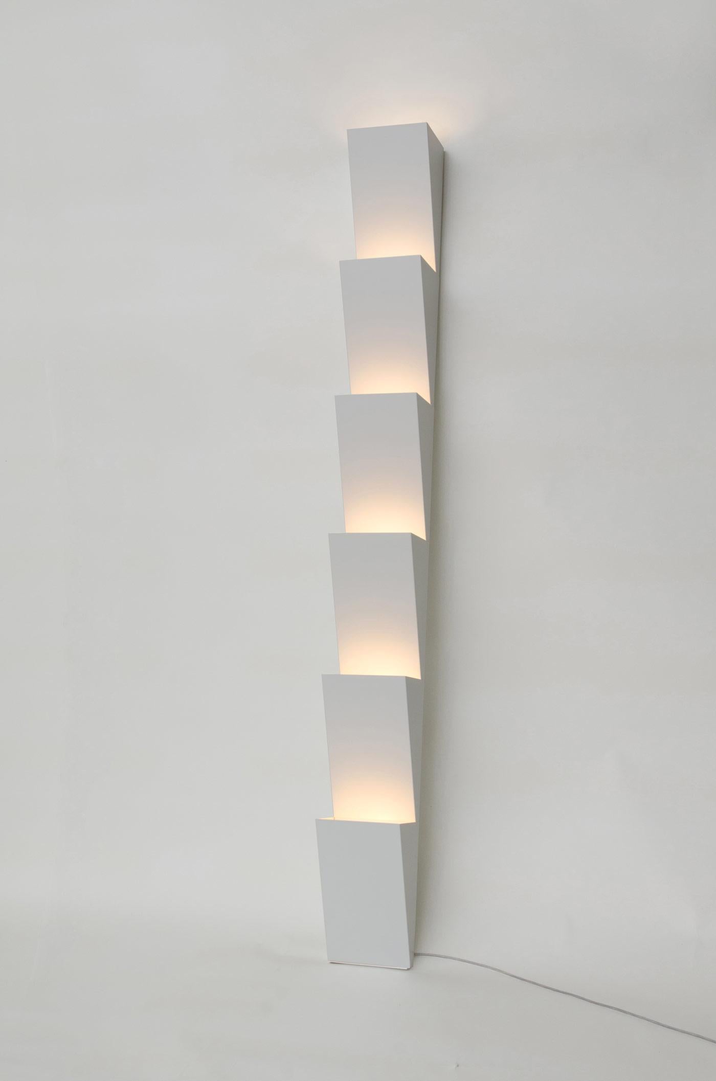 Lámpara de pie Step de Atelier Areti
Dimensiones: P 13 x An 15 x Al 150 cm.
Materiales: Metal con recubrimiento en polvo, acrílico.

Disponible en blanco o negro.
Disponible en pequeño (150 cm) o grande (195 cm).

Todas nuestras lámparas pueden