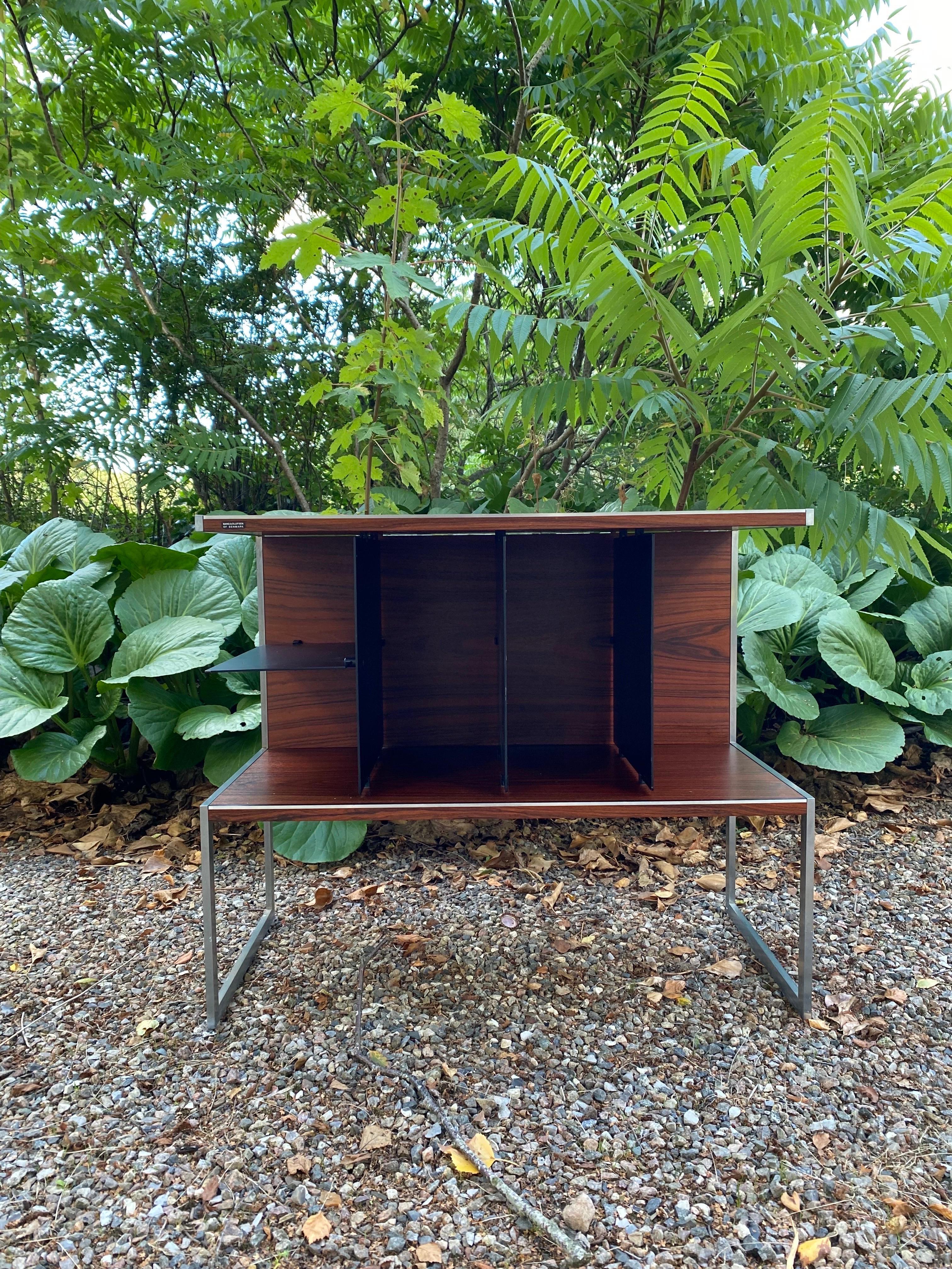 Vintage cabinet for storing hi-fi equipment. Made by Bang & Olufsen and designed by the danish designer Jacobsen in the 1980s.

One of the few companies did made their own cabinet, was Bang & Olufsen. Bang & Olufsen is one of the most respected