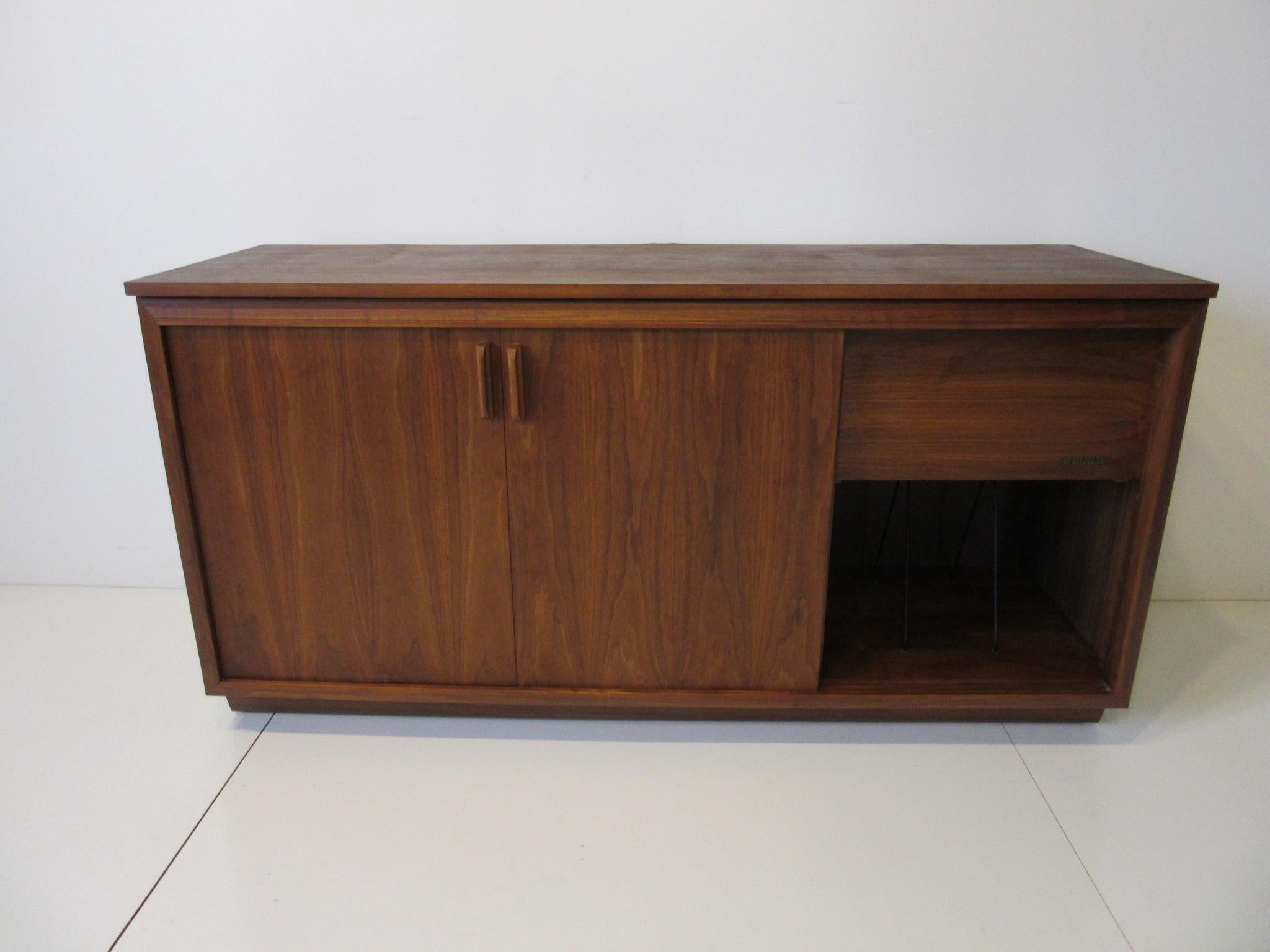 Stereo / Record Walnut Cabinet by Barzilay 2