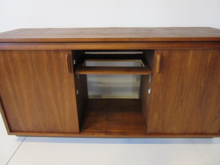 Stereo / Record Walnut by Barzilay at 1stDibs