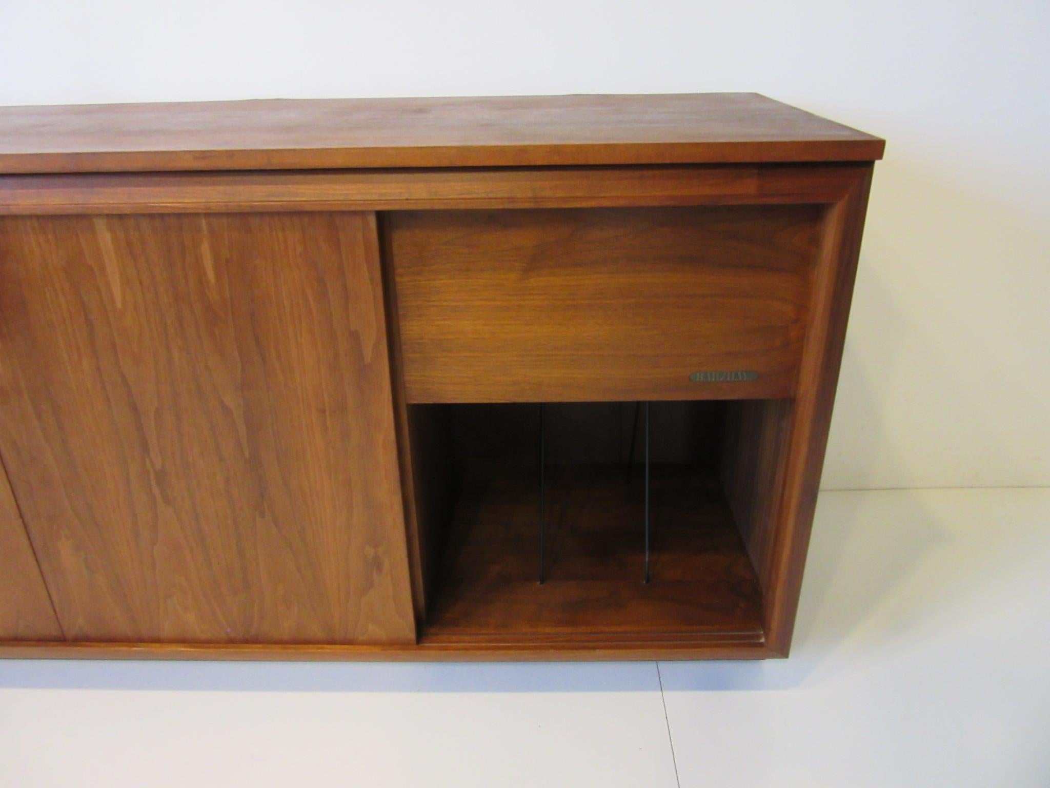 barzilay stereo console