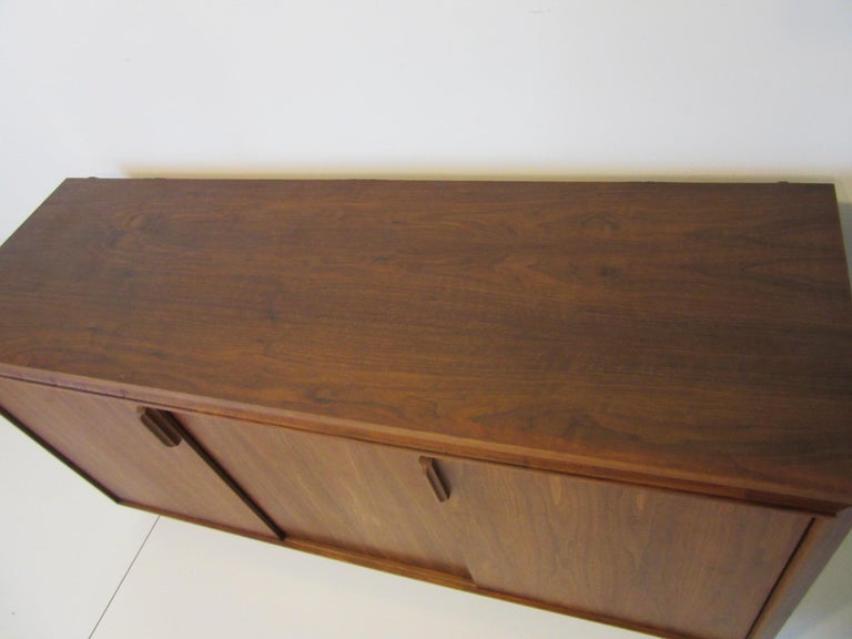 Stereo / Record Walnut by Barzilay at 1stDibs