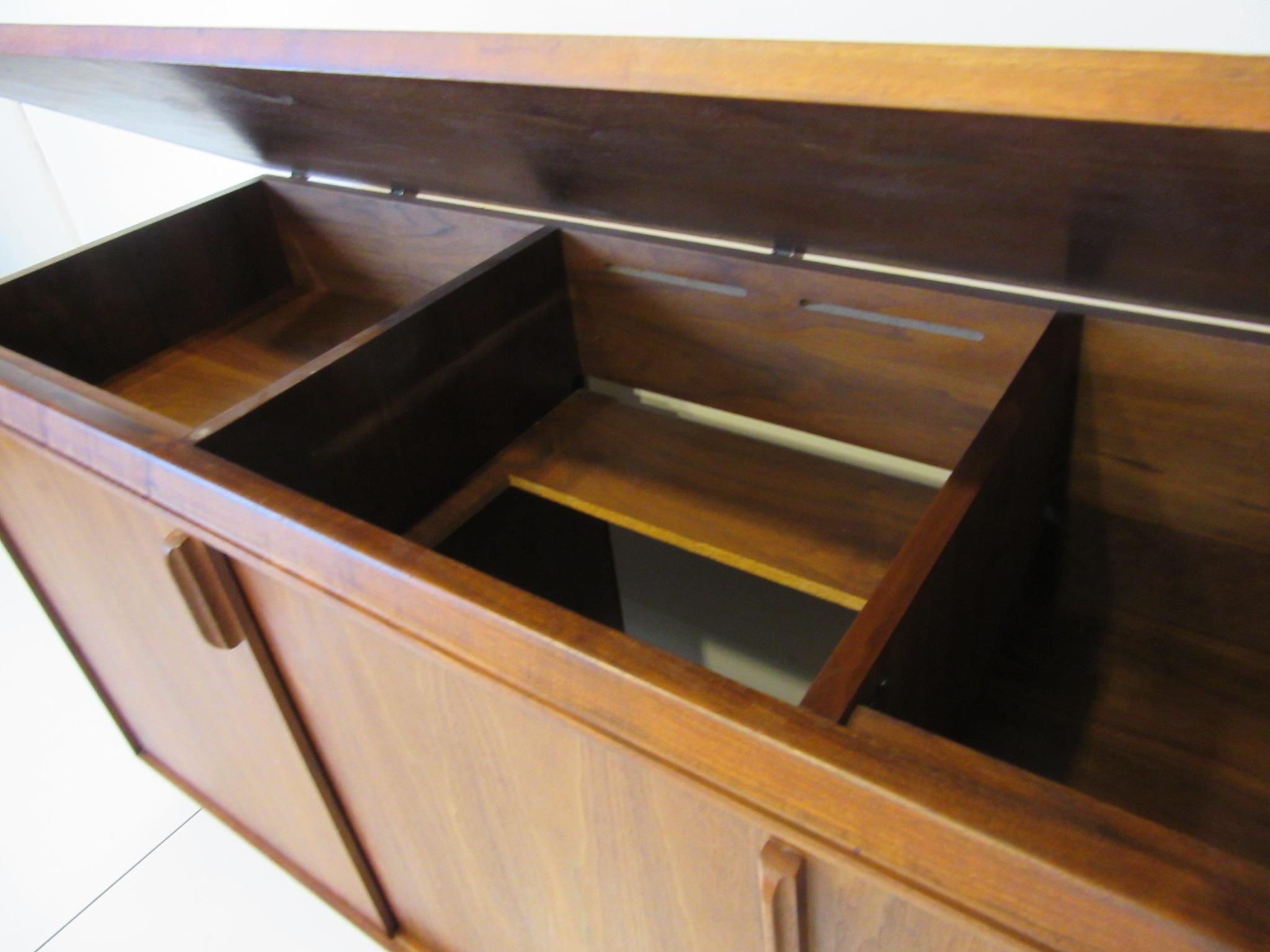 Stereo / Record Walnut Cabinet by Barzilay In Good Condition In Cincinnati, OH