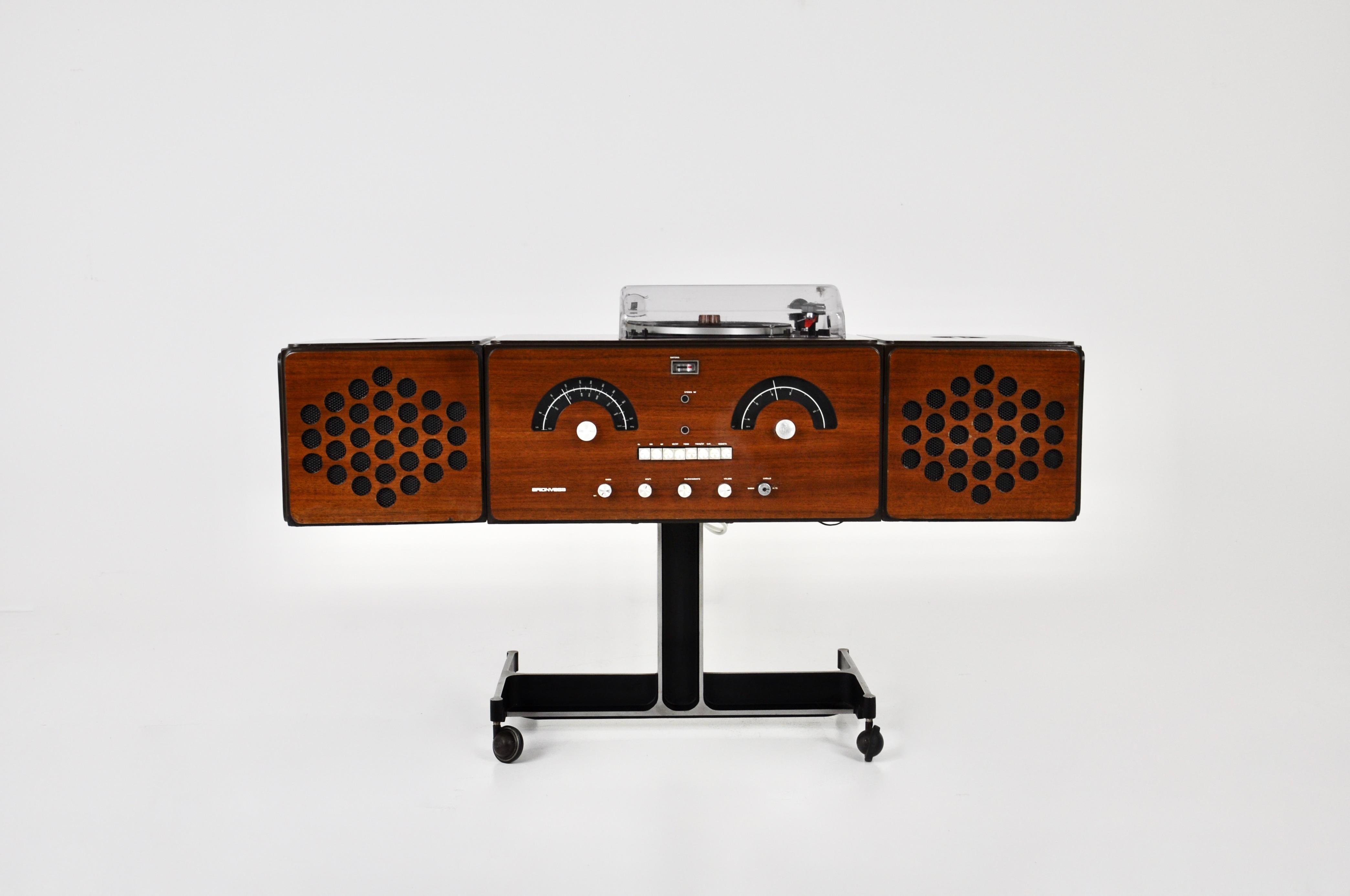Brionvega wood-colored stereo radio. The radio and record player work perfectly, it has been completely overhauled. There is a bluethoot connection for GSM. Dimensions in closed position: height 92 cm, width 62 cm, depth 37 cm. Wear due to time and