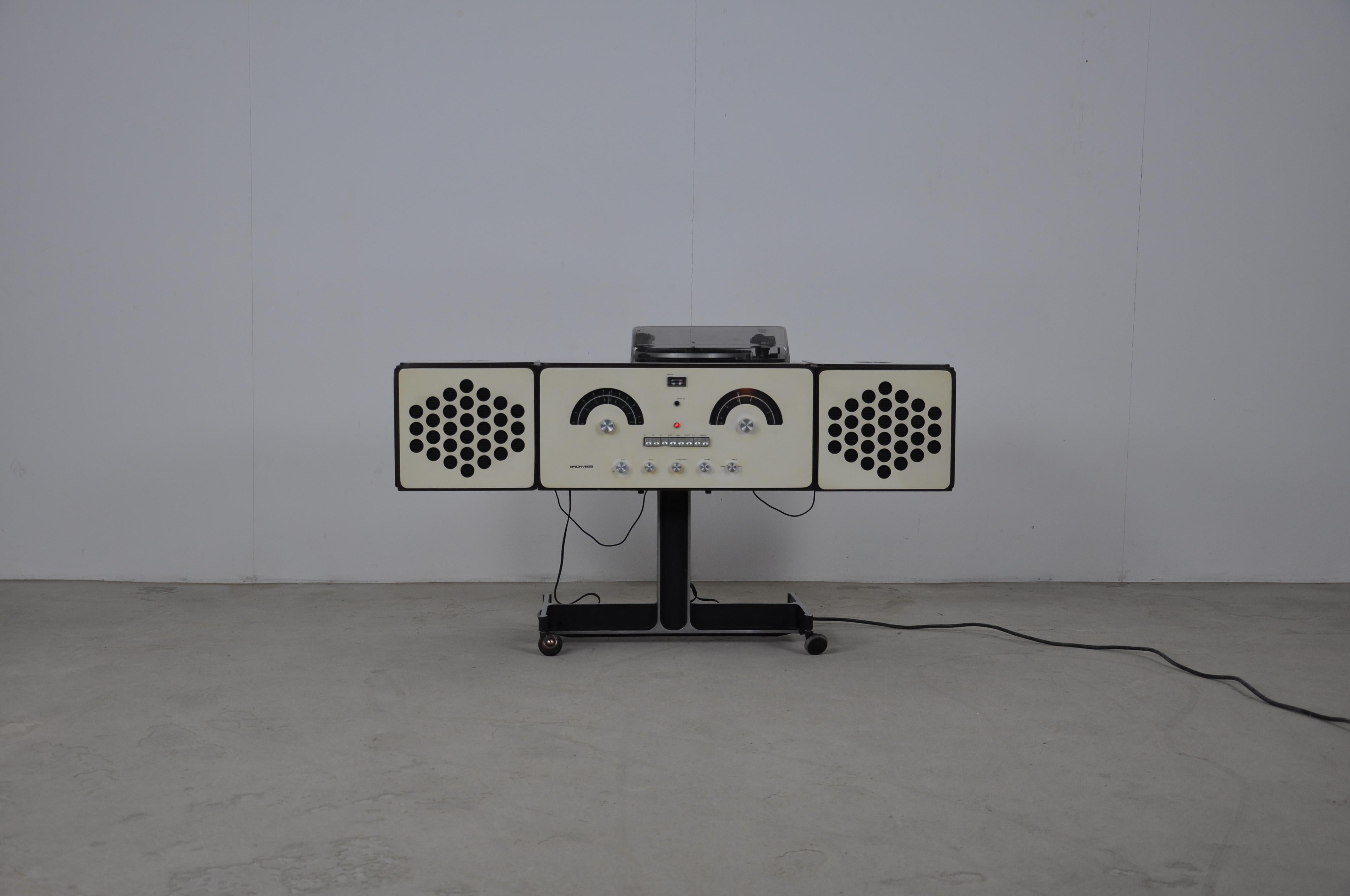 Radio disc player composed of two baffles that can be positioned in two ways (see photo) the radio works. Wear due to time and age of the radio. Stamped Brionvega.