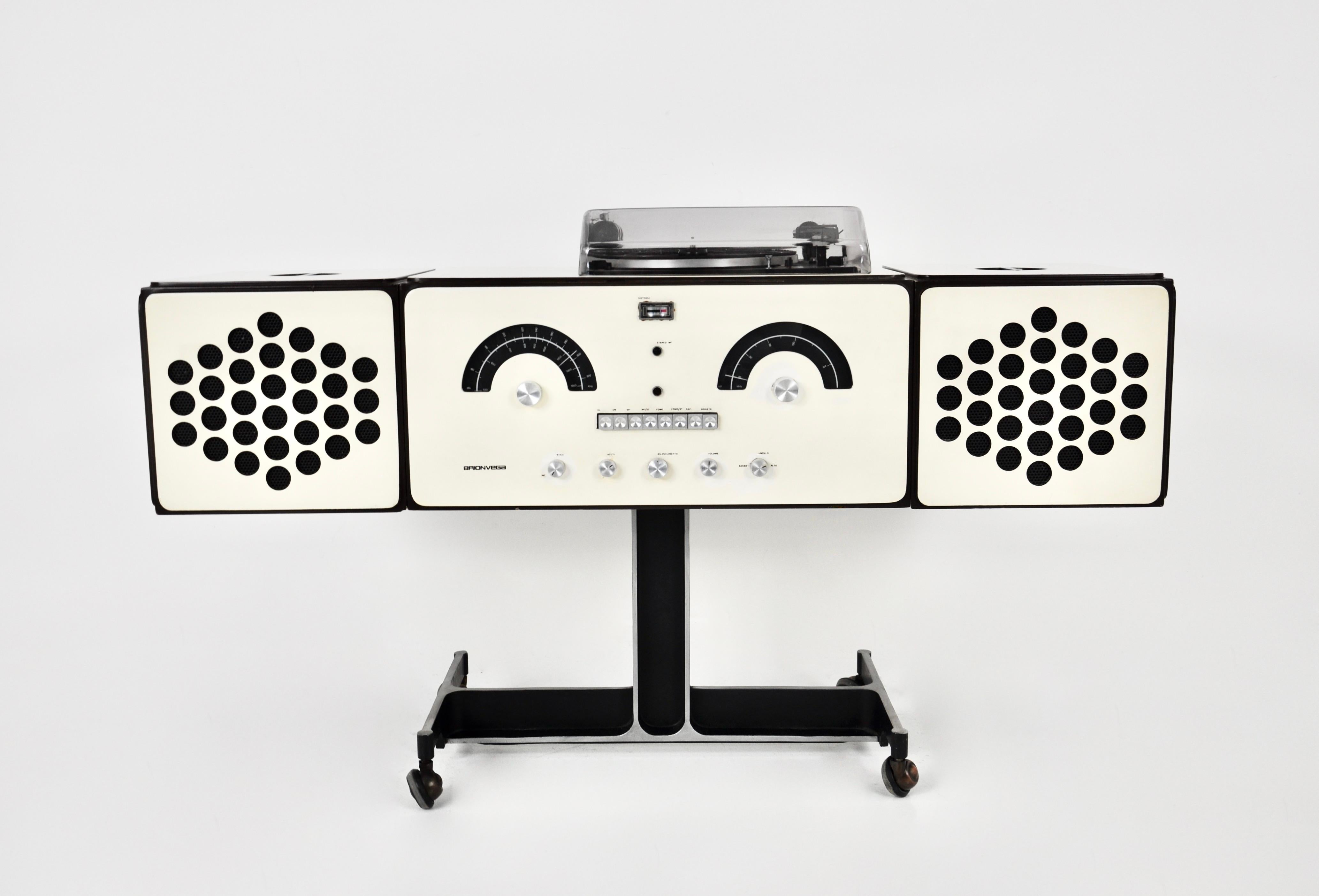 Radio stereo Brionvega bianca. La radio e il giradischi funzionano perfettamente. C'è anche una presa blu per collegare il telefono cellulare. È stato completamente revisionato da un ingegnere. Dimensioni da chiuso: altezza 92 cm, larghezza 62 cm,