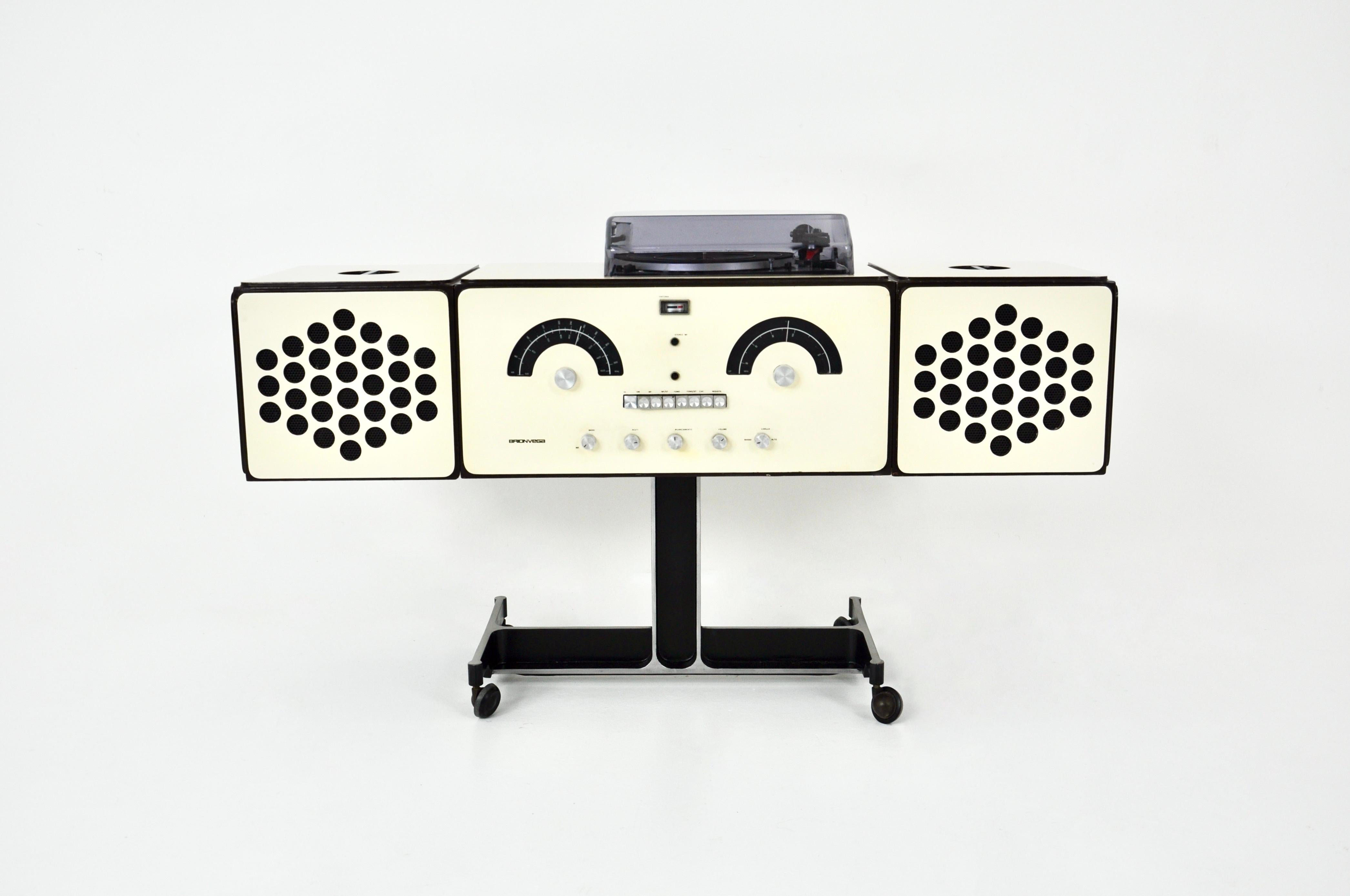 Radio stéréo Brionvega de couleur blanche. La radio et le tourne-disque fonctionnent parfaitement. Il y a également une prise bluethoot pour connecter le téléphone portable. Il a été entièrement révisé par un ingénieur. Dimensions en position fermée