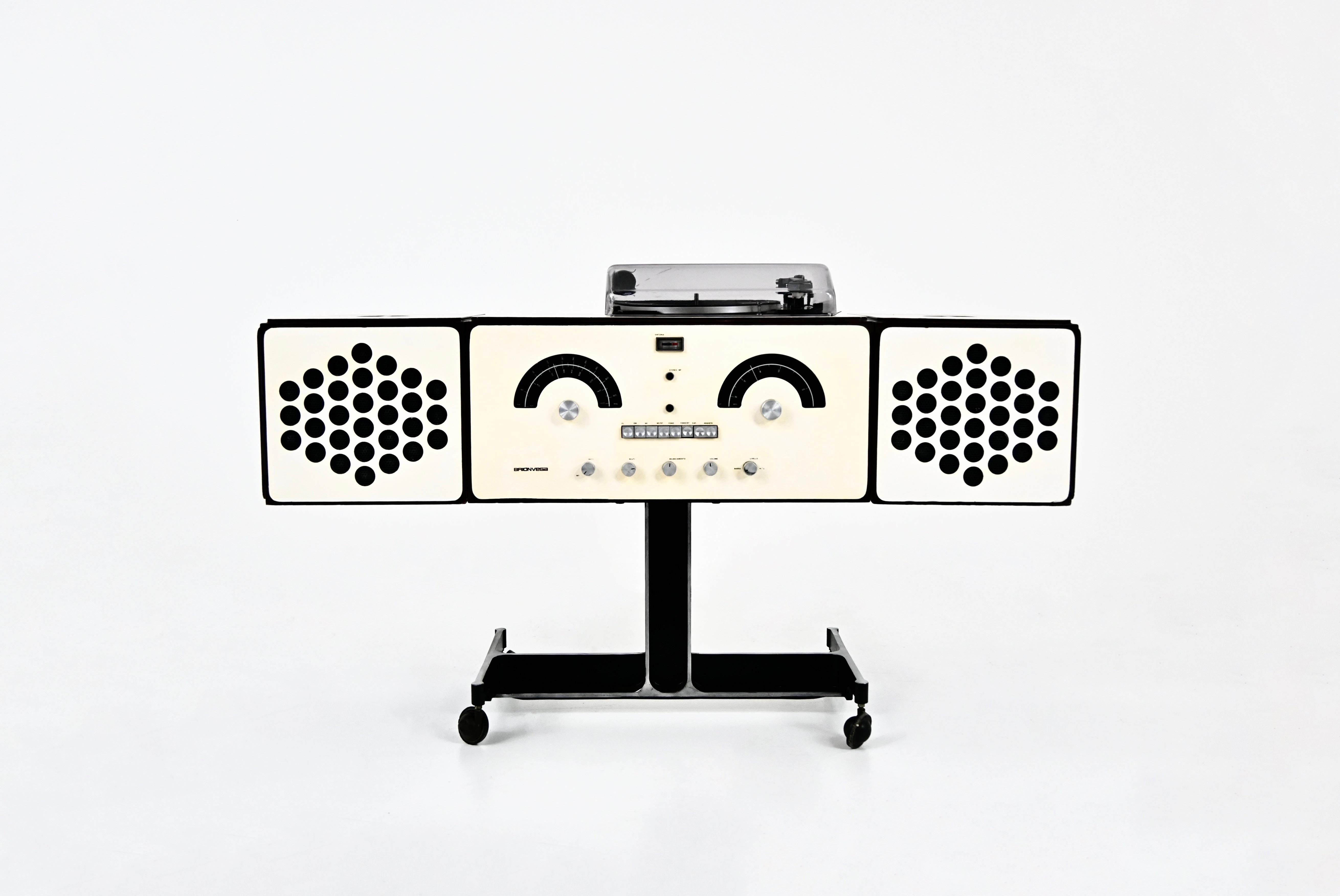 Radio stereo Brionvega bianca. La radio e il giradischi funzionano perfettamente. C'è anche una presa blu per collegare il telefono cellulare. È stato completamente revisionato da un ingegnere. Dimensioni da chiuso: altezza 92 cm, larghezza 62 cm,