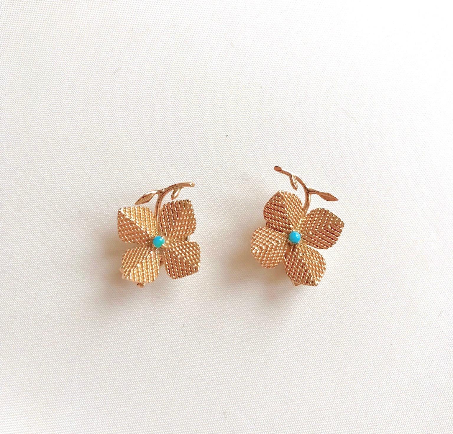 Sterlé Flower Clip Earrings in 18 Carat Yellow Gold and Turquoise For Sale 1