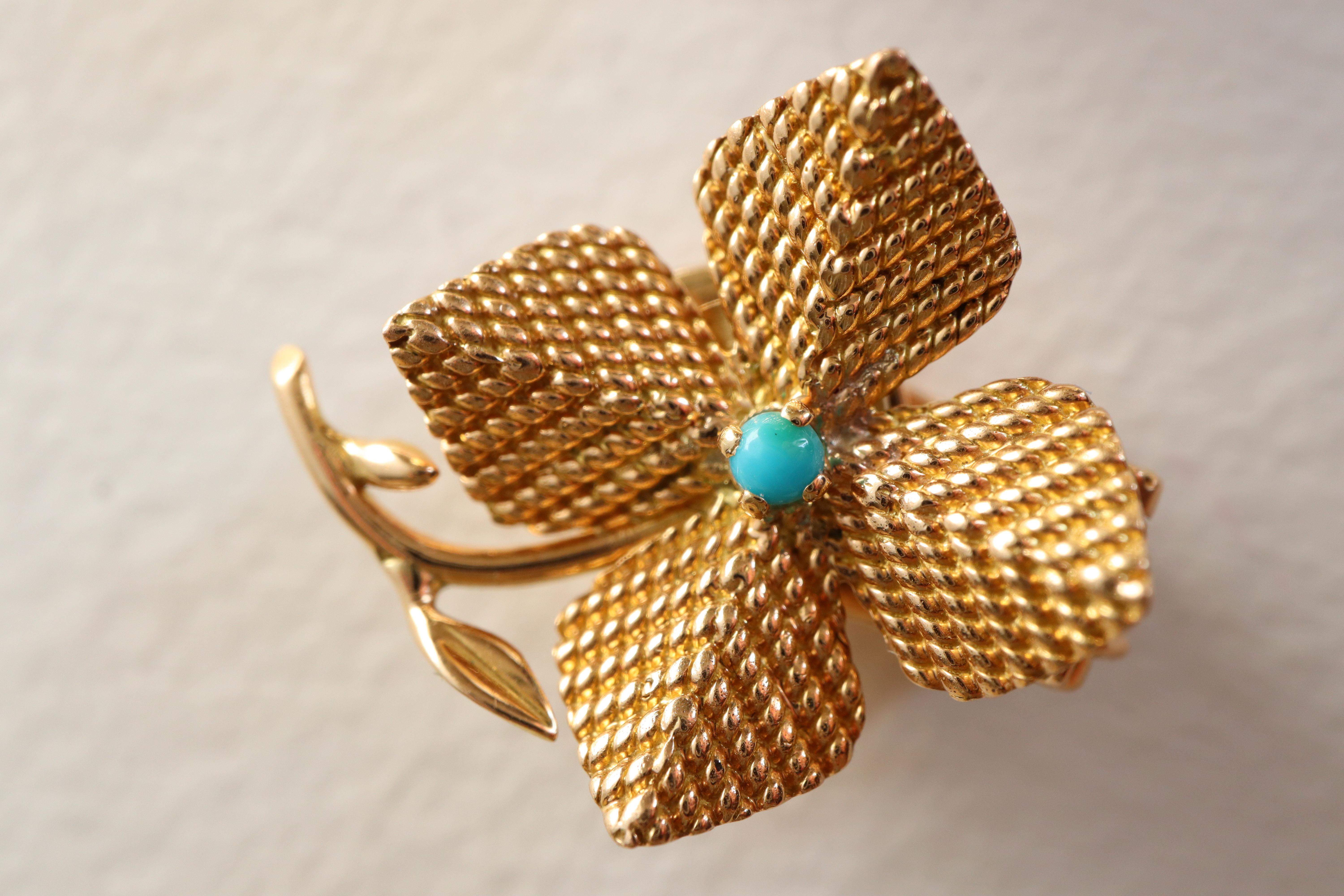 Women's Sterlé Flower Clip Earrings in 18 Carat Yellow Gold and Turquoise For Sale