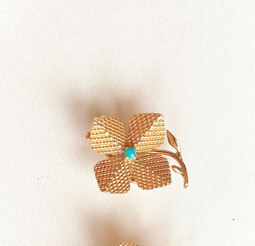 Sterlé Flower Clip Earrings in 18 Carat Yellow Gold and Turquoise For Sale 3