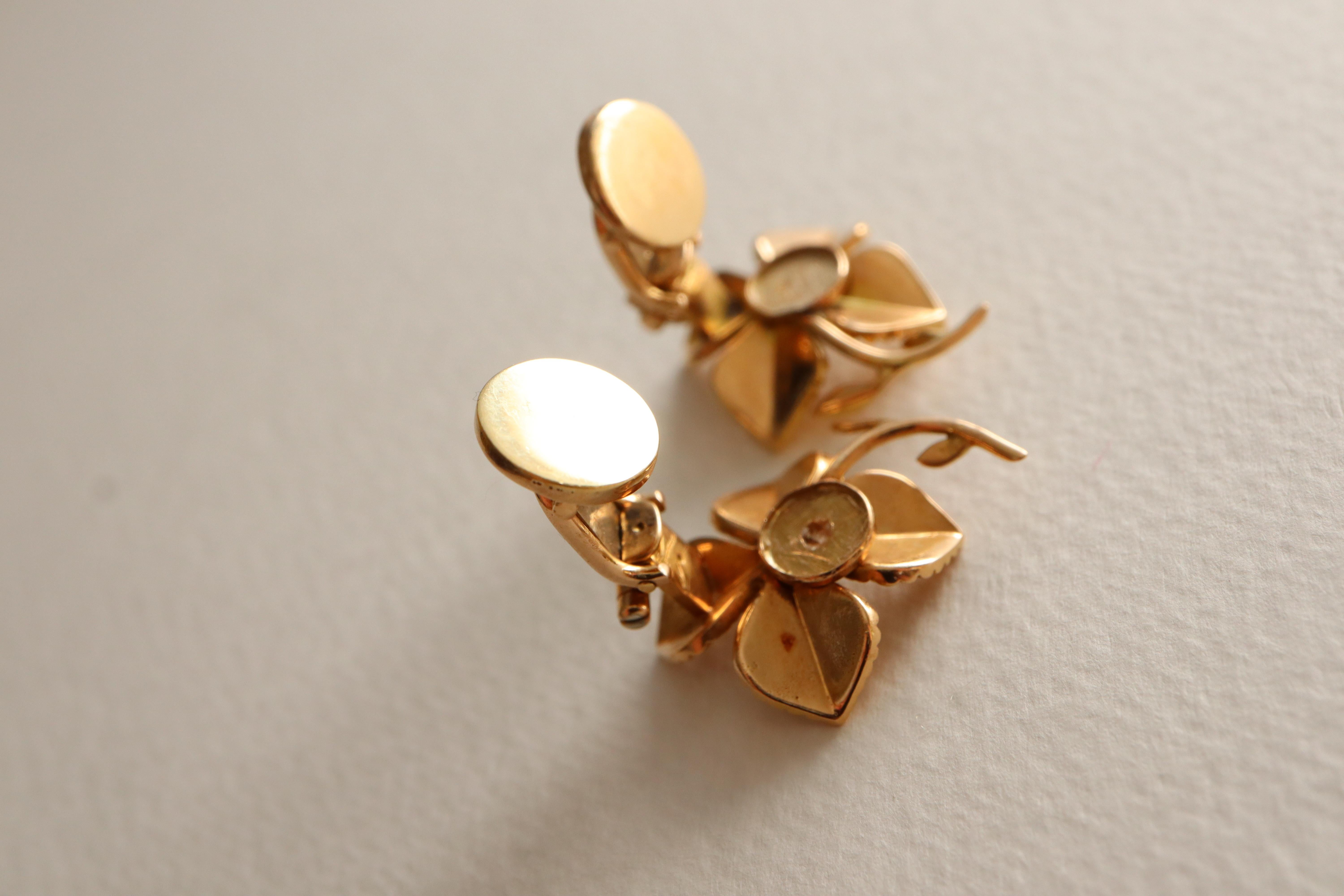 Sterlé Flower Clip Earrings in 18 Carat Yellow Gold and Turquoise For Sale 5