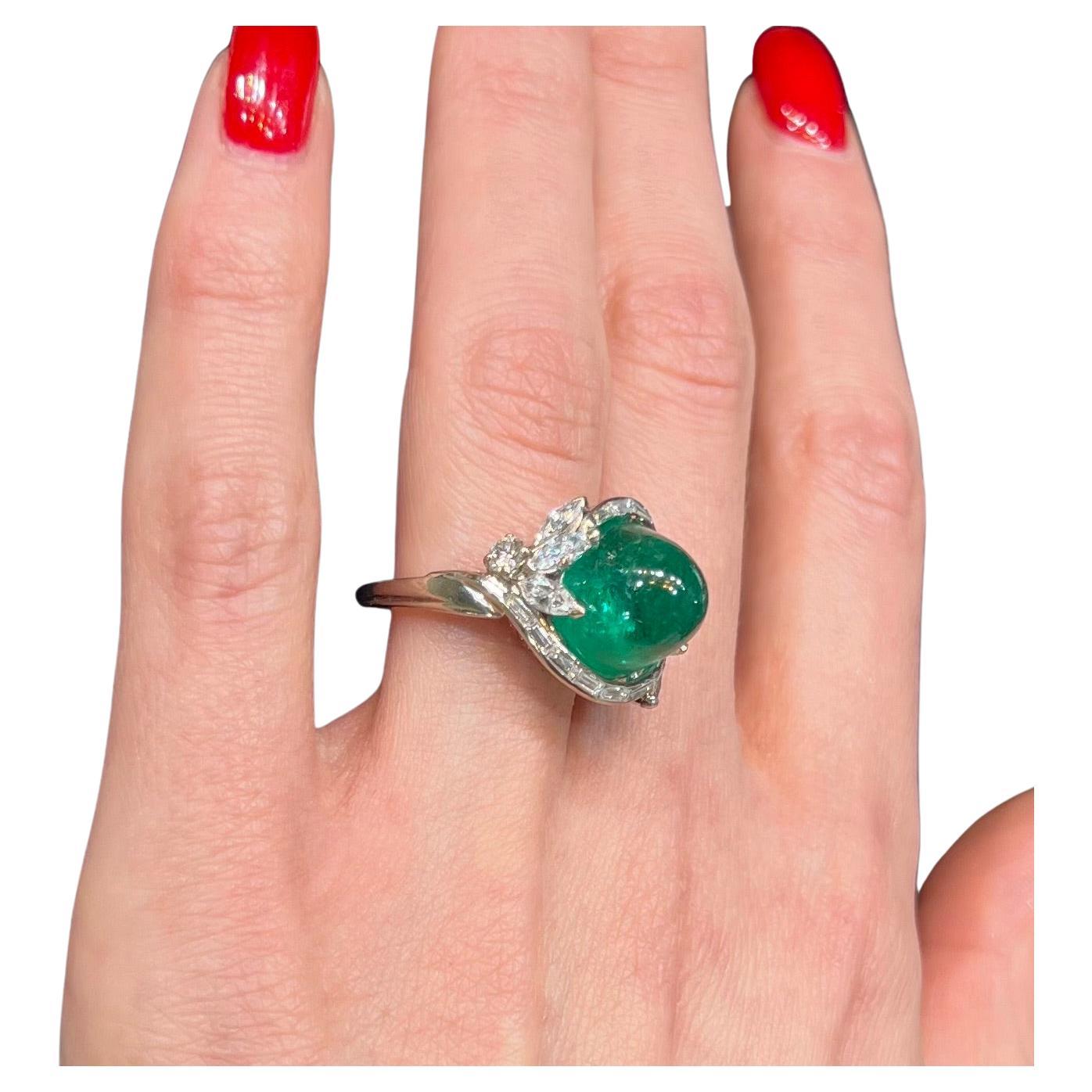 Der Inbegriff von Luxus und Eleganz - der Sterle Paris Natural Columbian Emerald and Diamond Ring. Dieses exquisite Schmuckstück besteht aus einem atemberaubenden 7-karätigen natürlichen Smaragd, der mit seinem satten, leuchtenden Grün alle Blicke