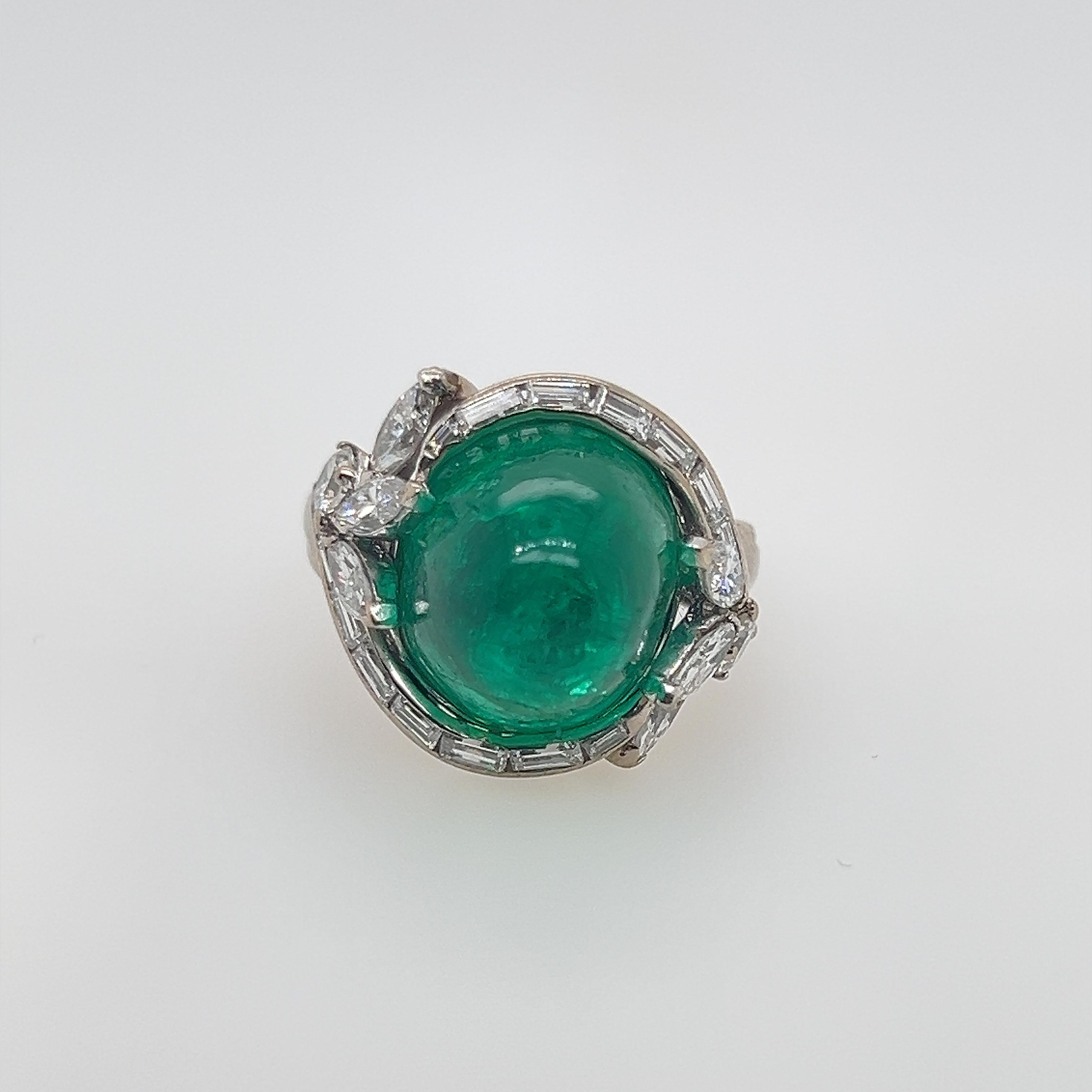 Sterlé Paris 1950s Natural Columbian Emerald & Diamond Ring In Excellent Condition For Sale In London, GB
