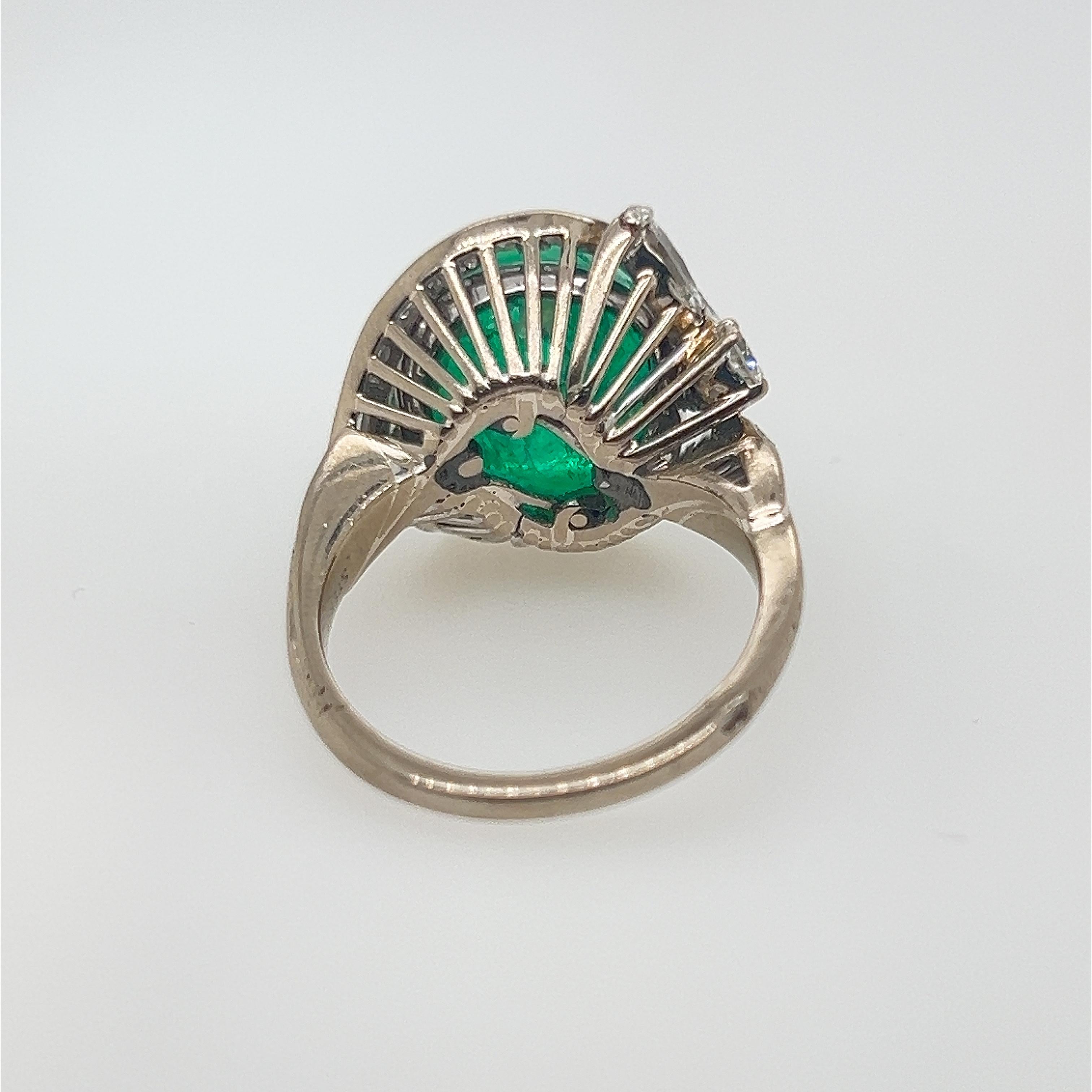 Sterlé Paris 1950s Nature Columbian Emerald & Diamond Ring en vente 1