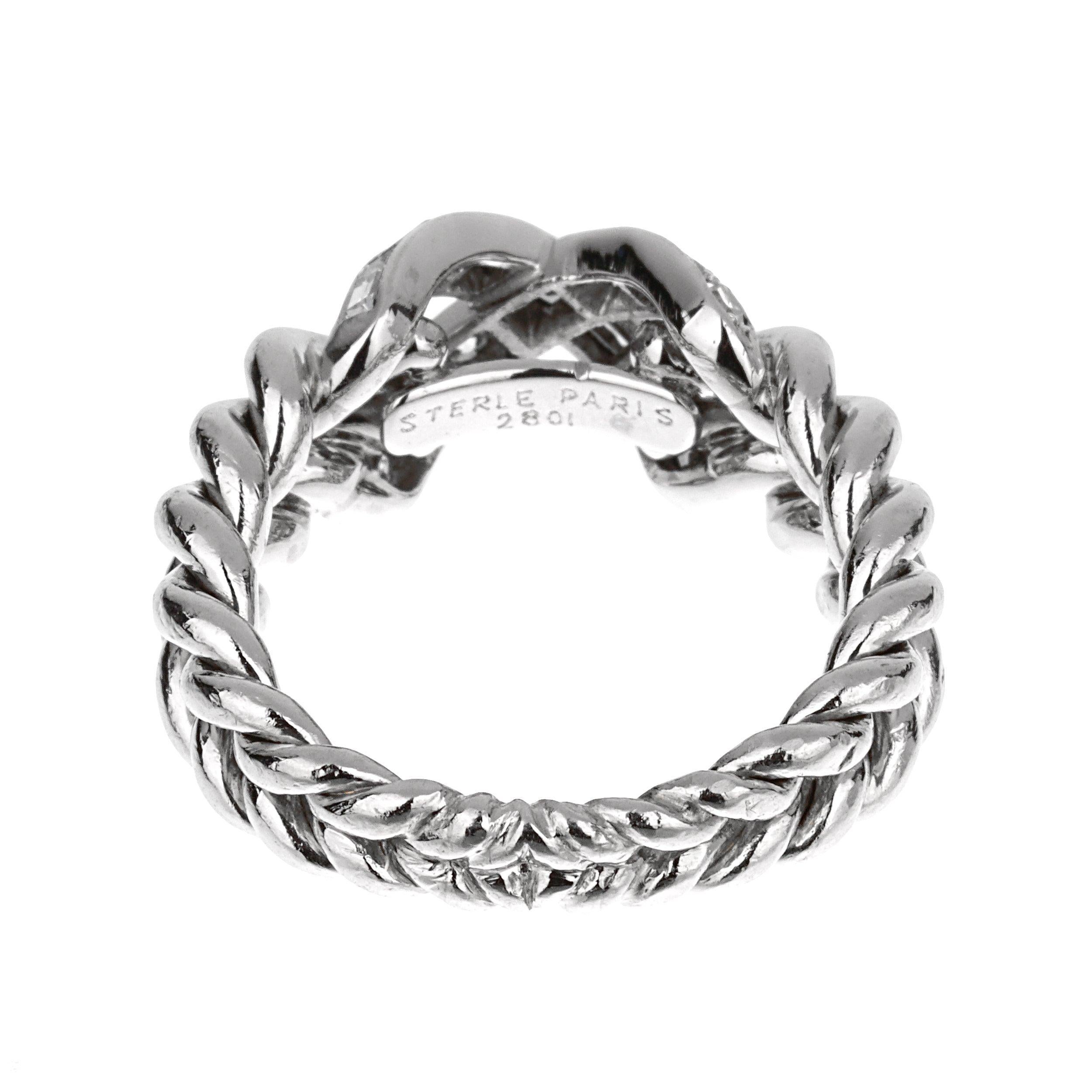 D'une complexité audacieuse et d'une facture exquise, cette bague Pierre Sterlé témoigne d'un design sophistiqué et d'un savoir-faire d'expert. Mélange harmonieux de texture et de brillance, cette pièce redéfinit l'élégance avec sa bande torsadée