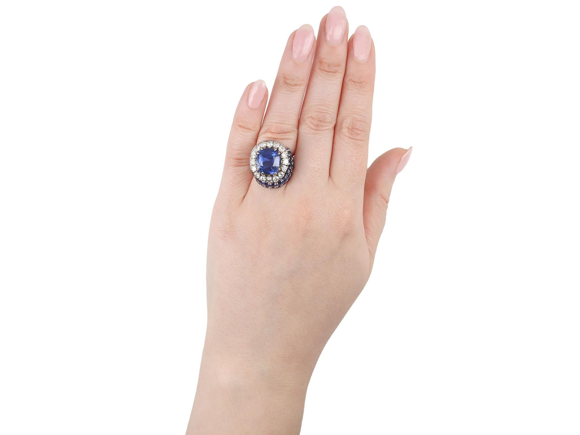 Taglio cuscino Anello Sterle con zaffiro e diamanti, francese, 1950 circa. in vendita