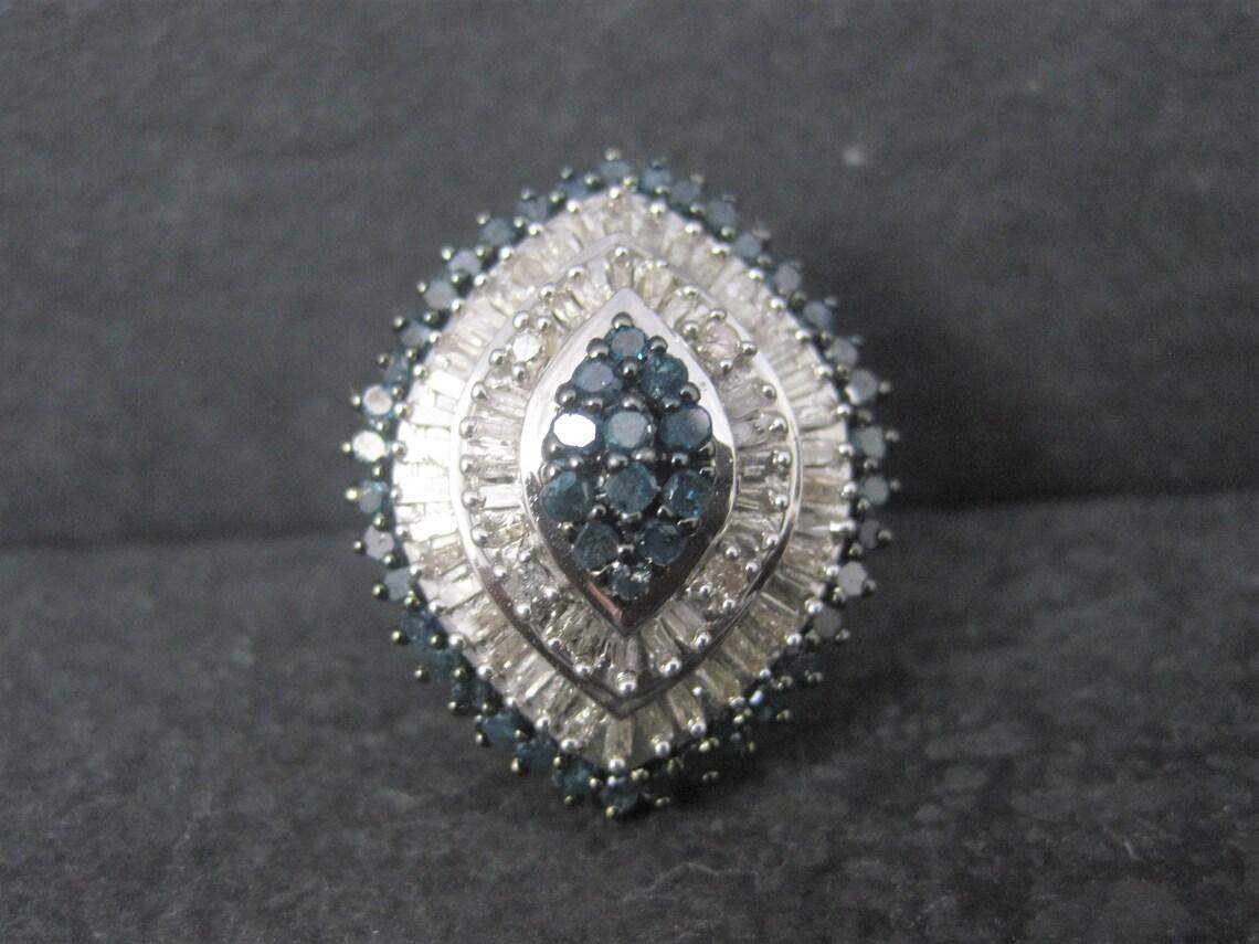 Dieser wunderschöne Ring ist aus Sterlingsilber.
Er ist mit 2 Karat blauen und weißen Diamanten besetzt.

Das Gesicht dieses Rings misst 1 1/16 Zoll von Norden nach Süden mit einem Anstieg von 11 mm vom Finger.
Größe: 7

Zustand: Ausgezeichnet
