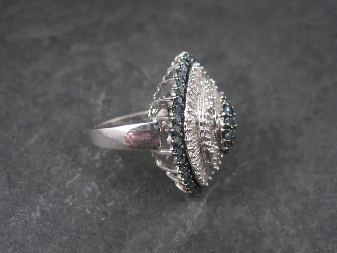2 Karat Blauer und weißer Diamantring aus Sterlingsilber Größe 7 (Gemischter Schliff)