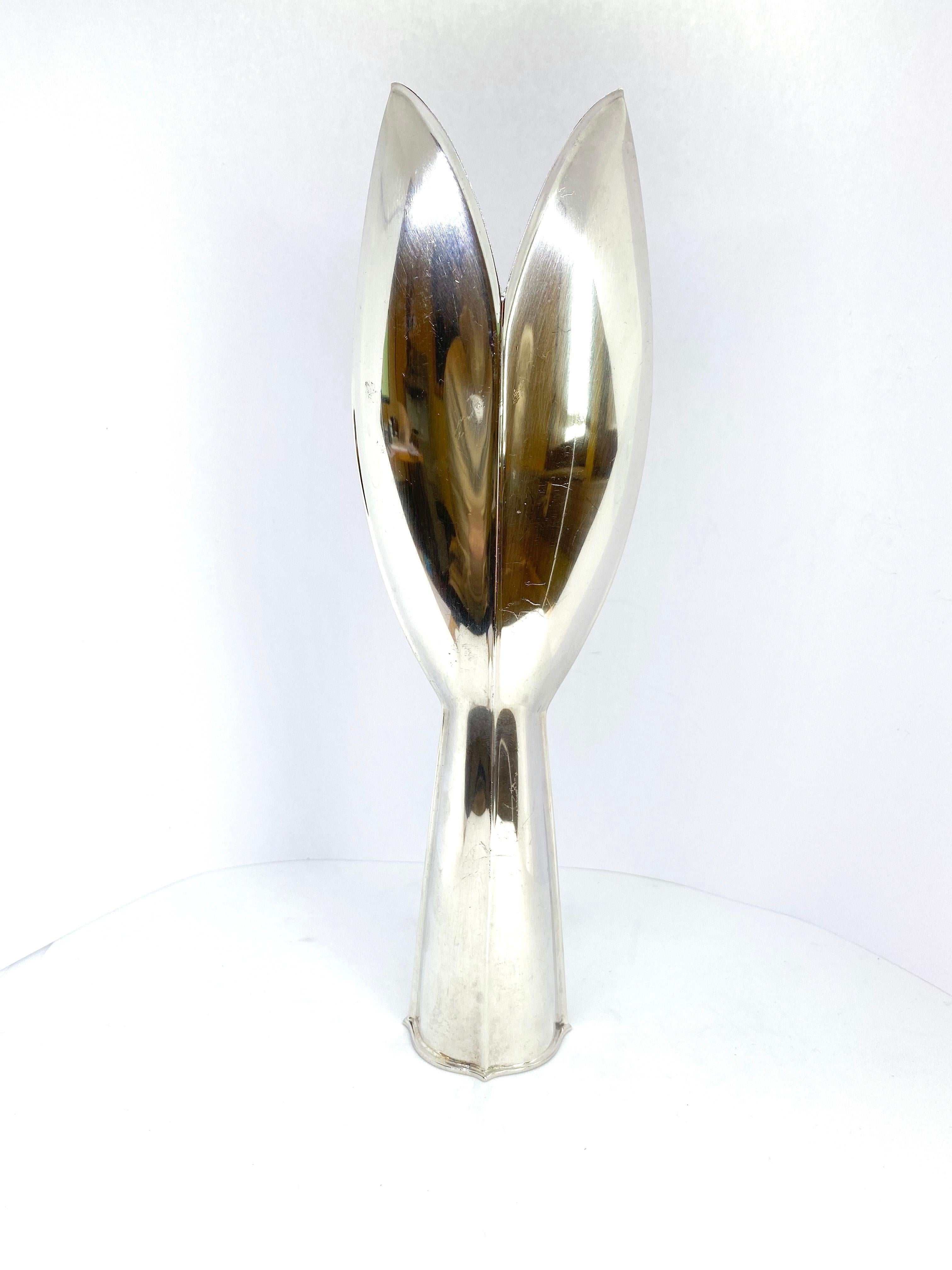 Sterling 916H Silver 1959 Tapio Wirkkala Kultakeskus Oy TW 2 Tulip Vase
Height 24,5cm

Tapio Wirkkala (1915-1985) rose to world fame in the early 1950s following the breakthrough of Finnish industrial design. He was an exceptionally prolific artist
