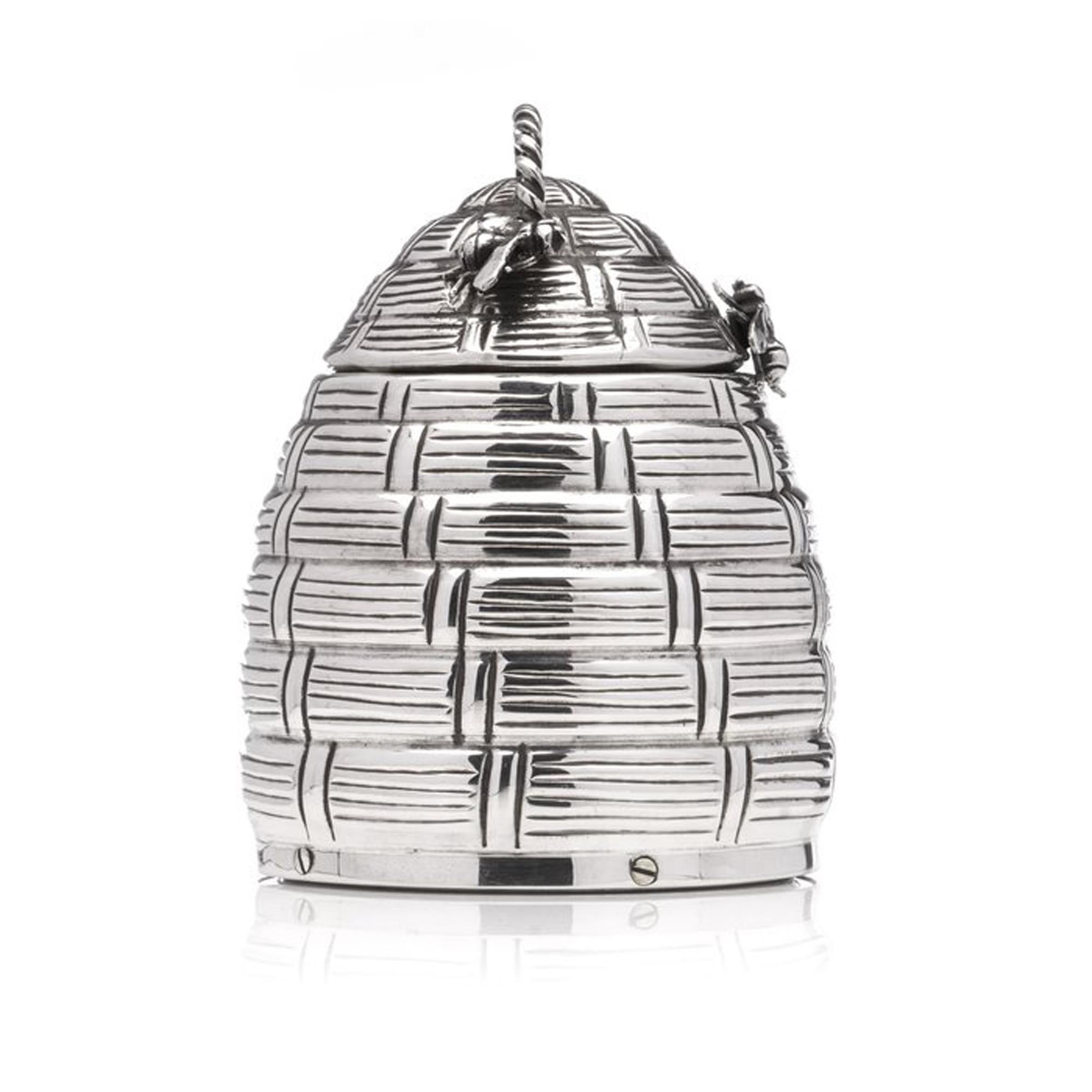 Sterling 925 silver beehive honey pot with a spoon In Good Condition For Sale In Braintree, GB