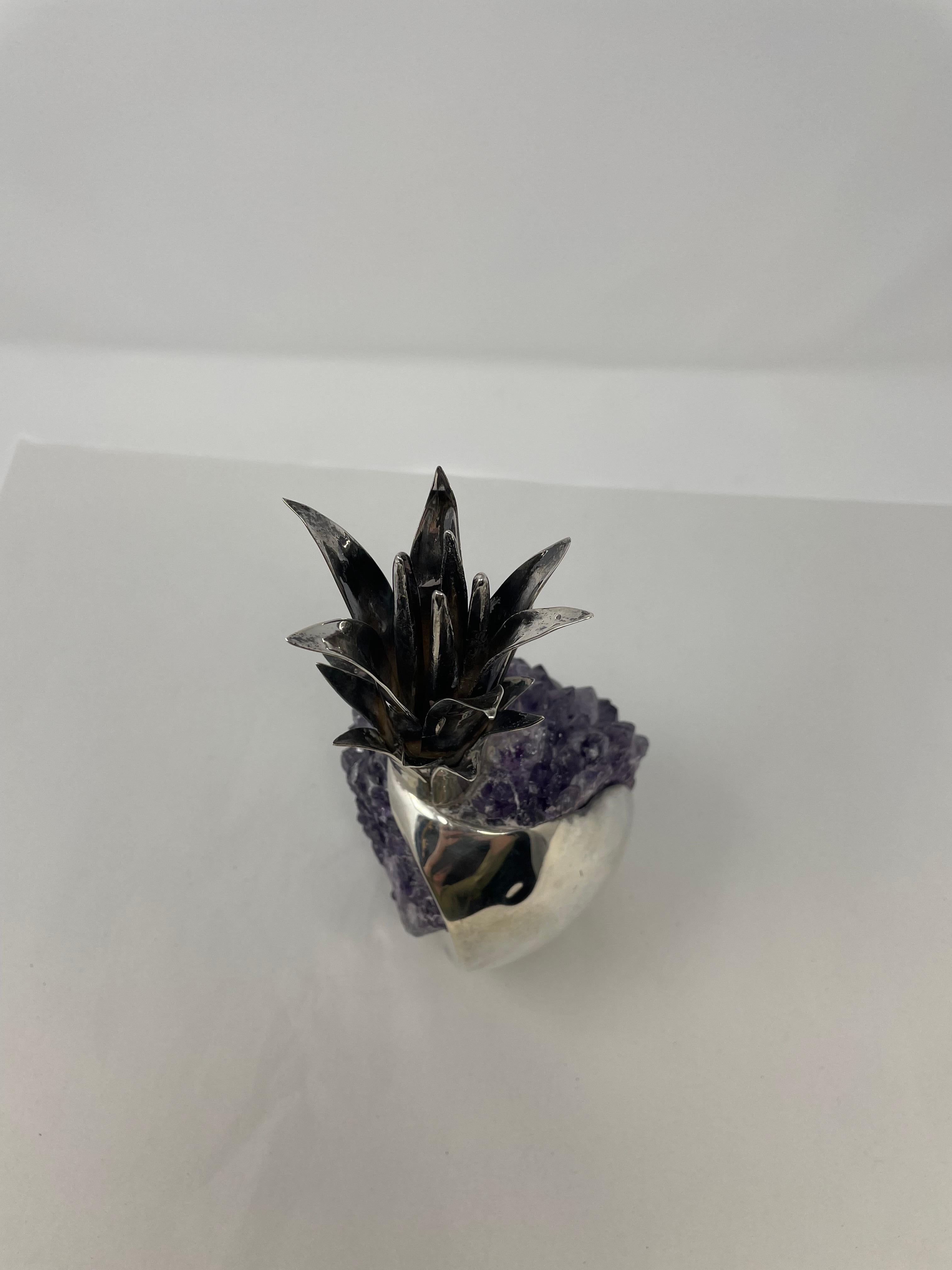 Esta es una impresionante pieza del Grupo Gal de plata de ley y amatista en forma de piña.  

