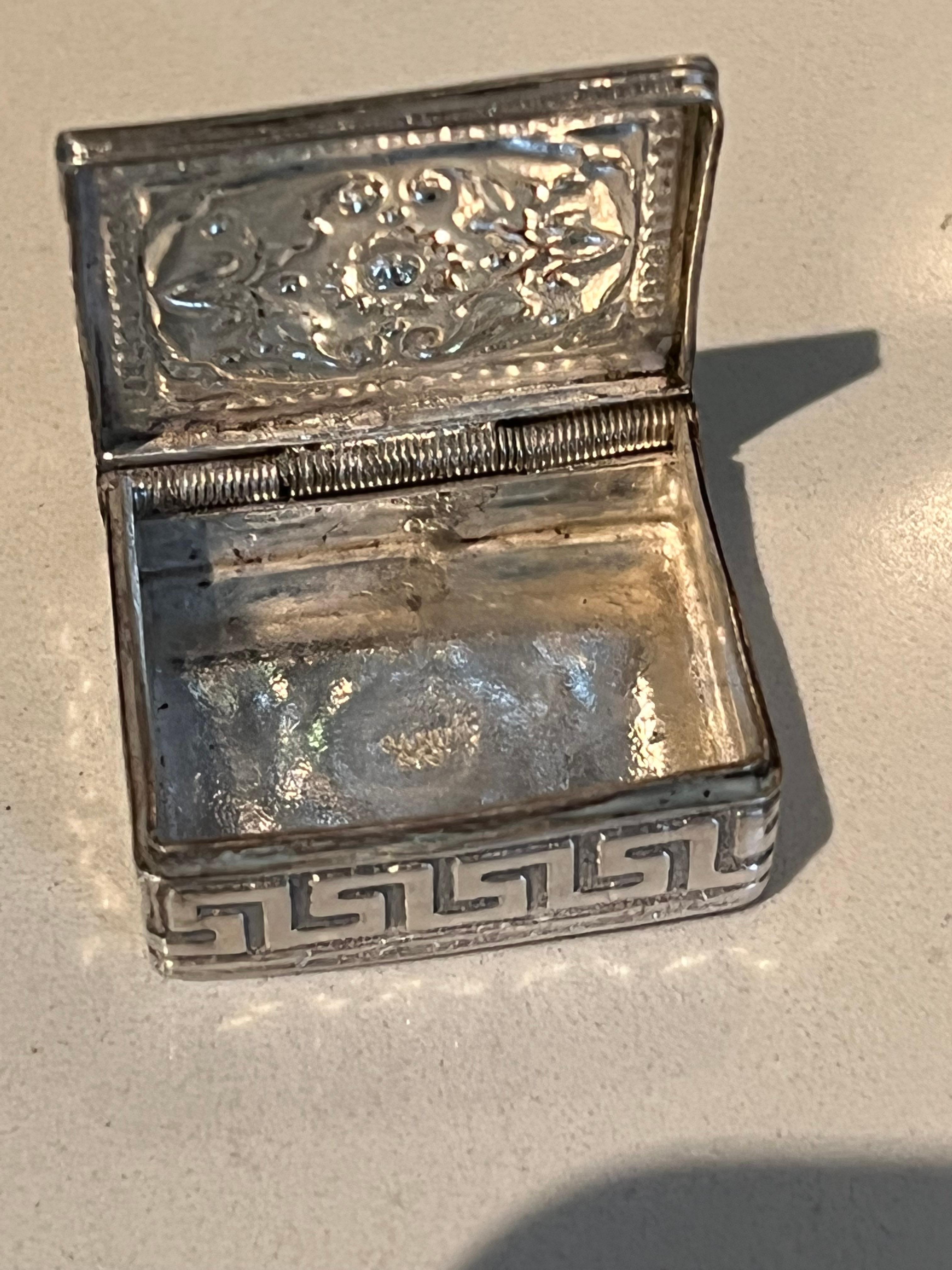 Argent sterling Tabatière ou boîte à pilules en argent sterling et émail avec détails en forme de clé grecque en vente