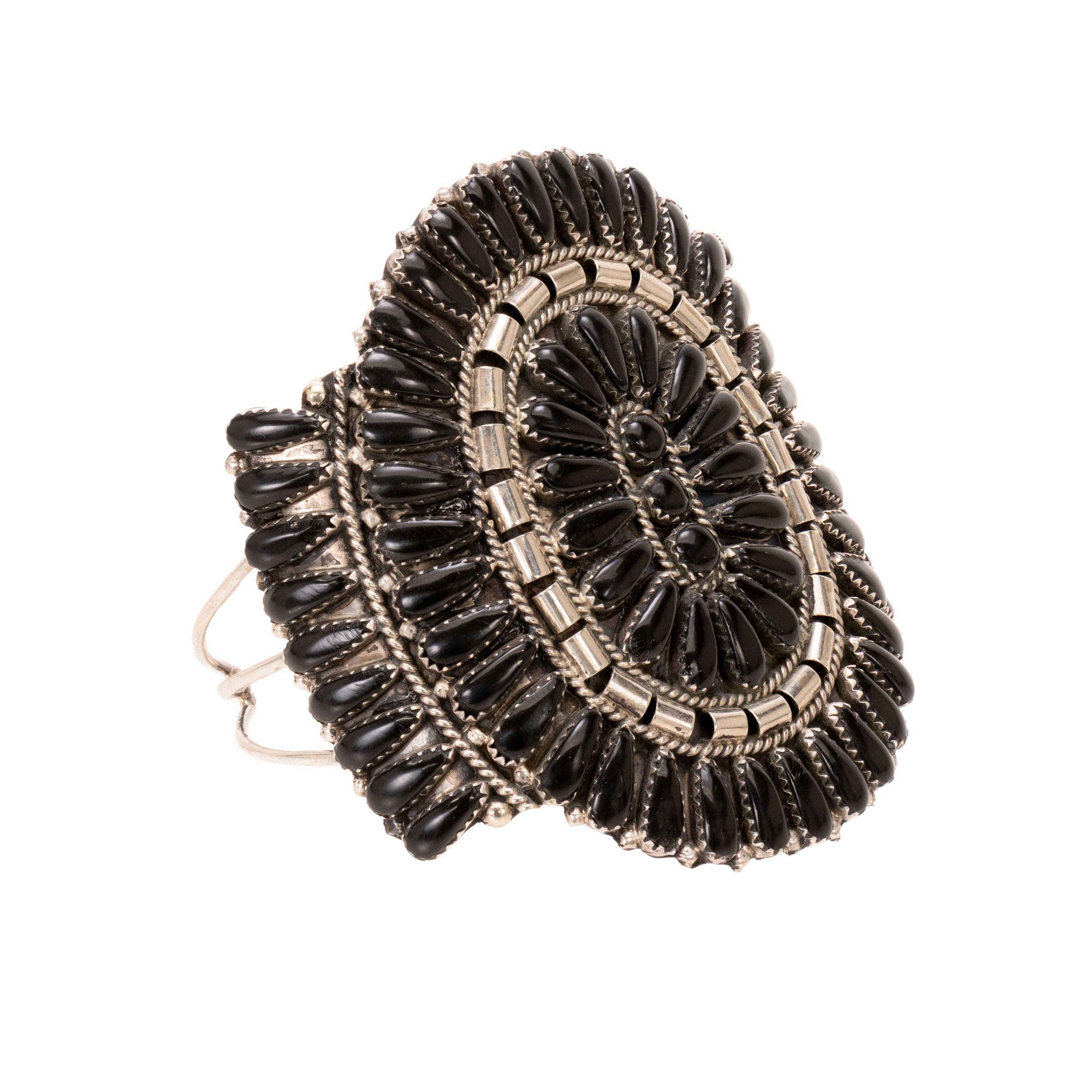 Bracelet manchette en argent sterling et onyx. Quatre couches de pierres d'onyx noir profond (73 pierres au total) disposées selon un motif traditionnel en forme d'étoile solaire, chaque couche étant encadrée par une bordure en corde sterling ou des