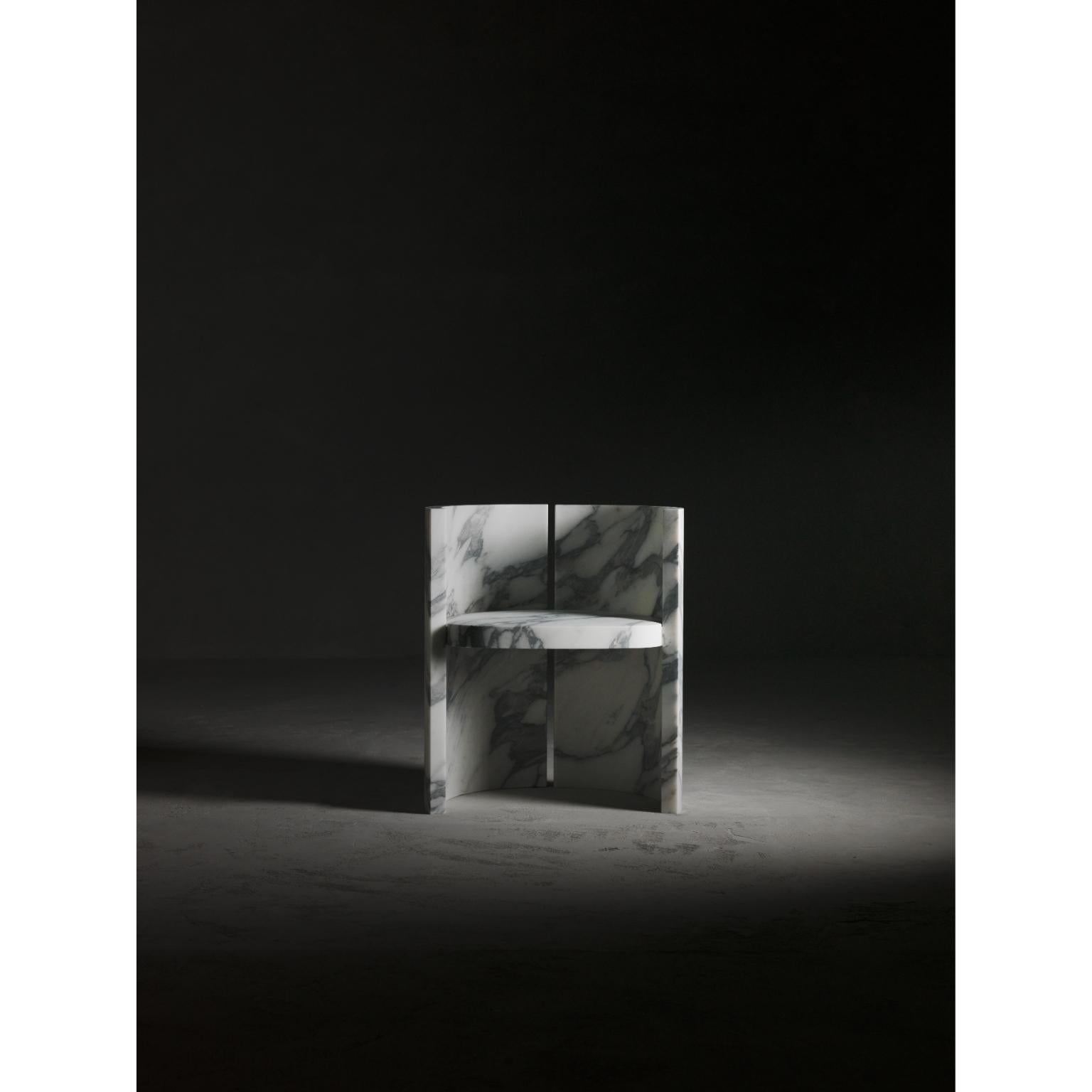 Poltrona Sterling di Kreoo 
Disegnato da Christophe Pillet
Dimensioni: P 50 x L 60 x H 70 cm.
Materiali: Marmo Calcatta Carrara.

Disponibile in diverse opzioni di marmo. Contattateci.

Sterling è una poltrona monolitica, completamente realizzata in