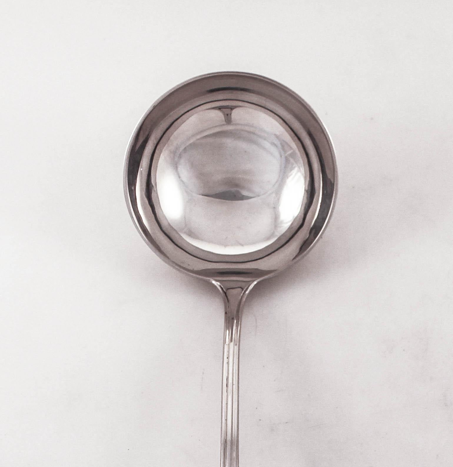 Se ofrece un cucharón (sopero) de plata de ley con el diseño Bel Chateau de Lunt Silversmiths. No es ni demasiado ornamentado ni demasiado sencillo; sólo un poco de diseño. Es esterlina de arriba abajo. El mango está doblemente reforzado para que,