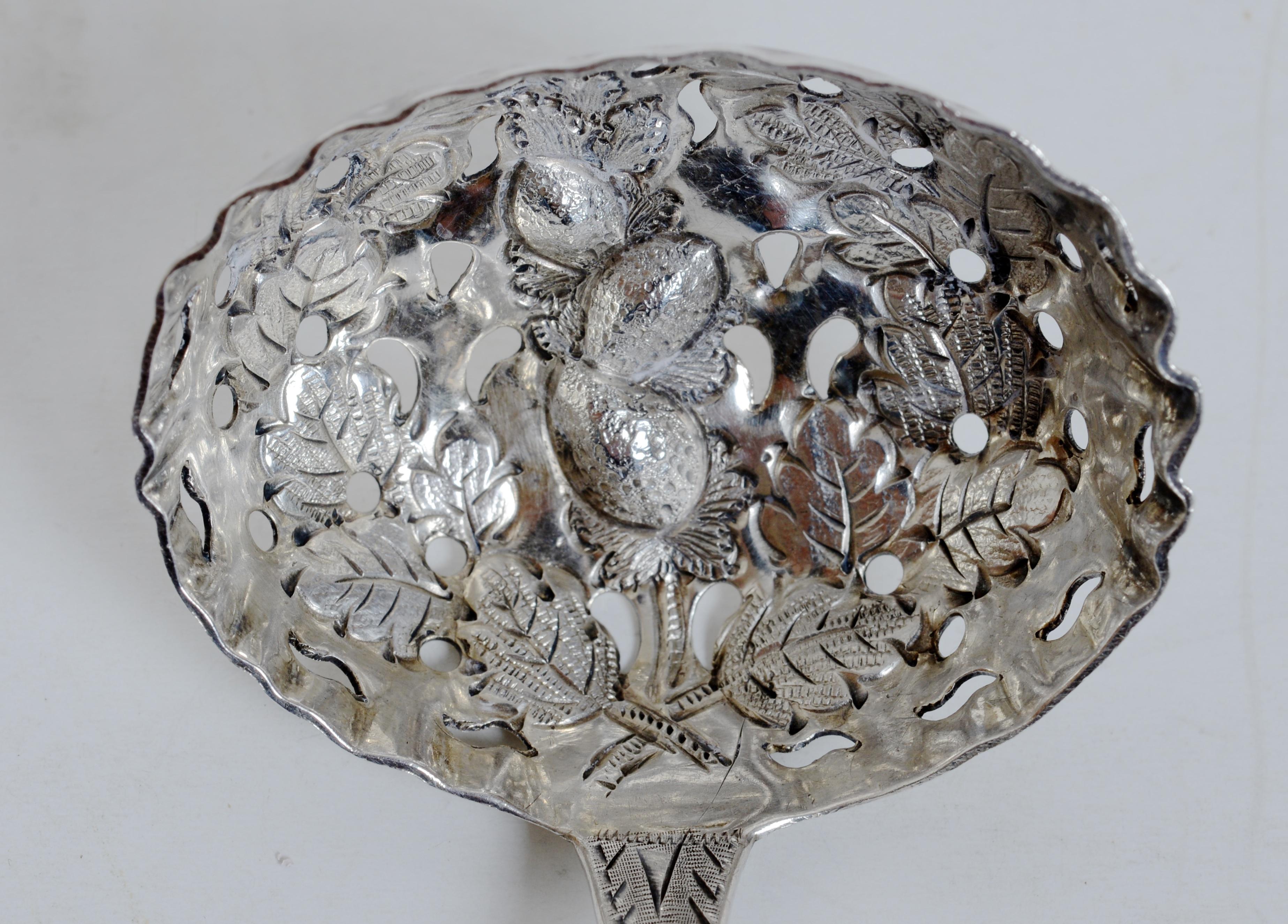 Cucchiaio in argento di Mary Sumner, importante donna argentiera dell'inizio del XIX secolo. Il cucchiaio è molto delicato con una ciotola traforata con bacche e foglie in rilievo. Ha una lavorazione lucida sul manico e non è mai stato utilizzato.