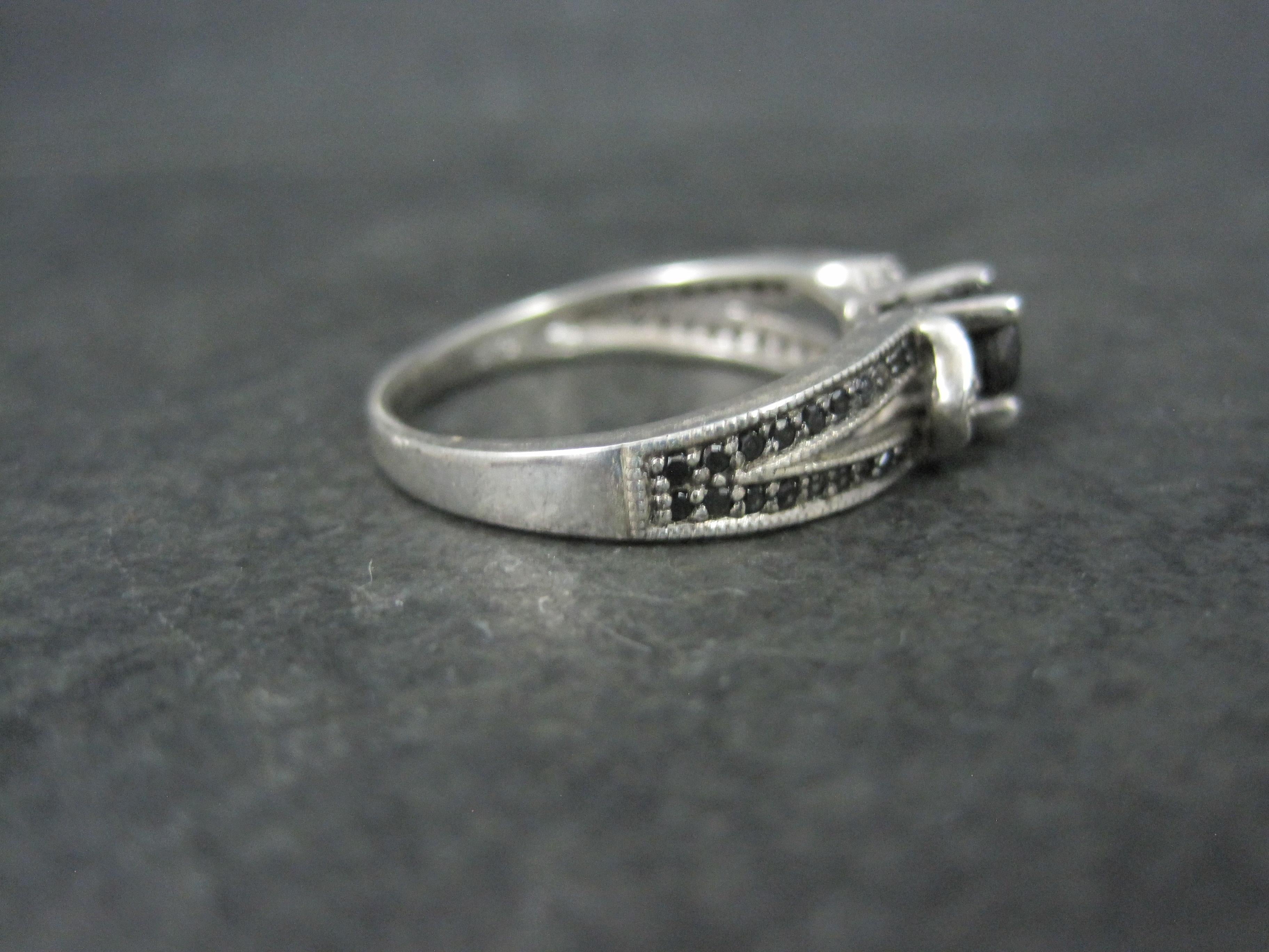 Verlobungsring aus Sterling mit schwarzem und weißem Diamant, Größe 8 (Rundschliff) im Angebot
