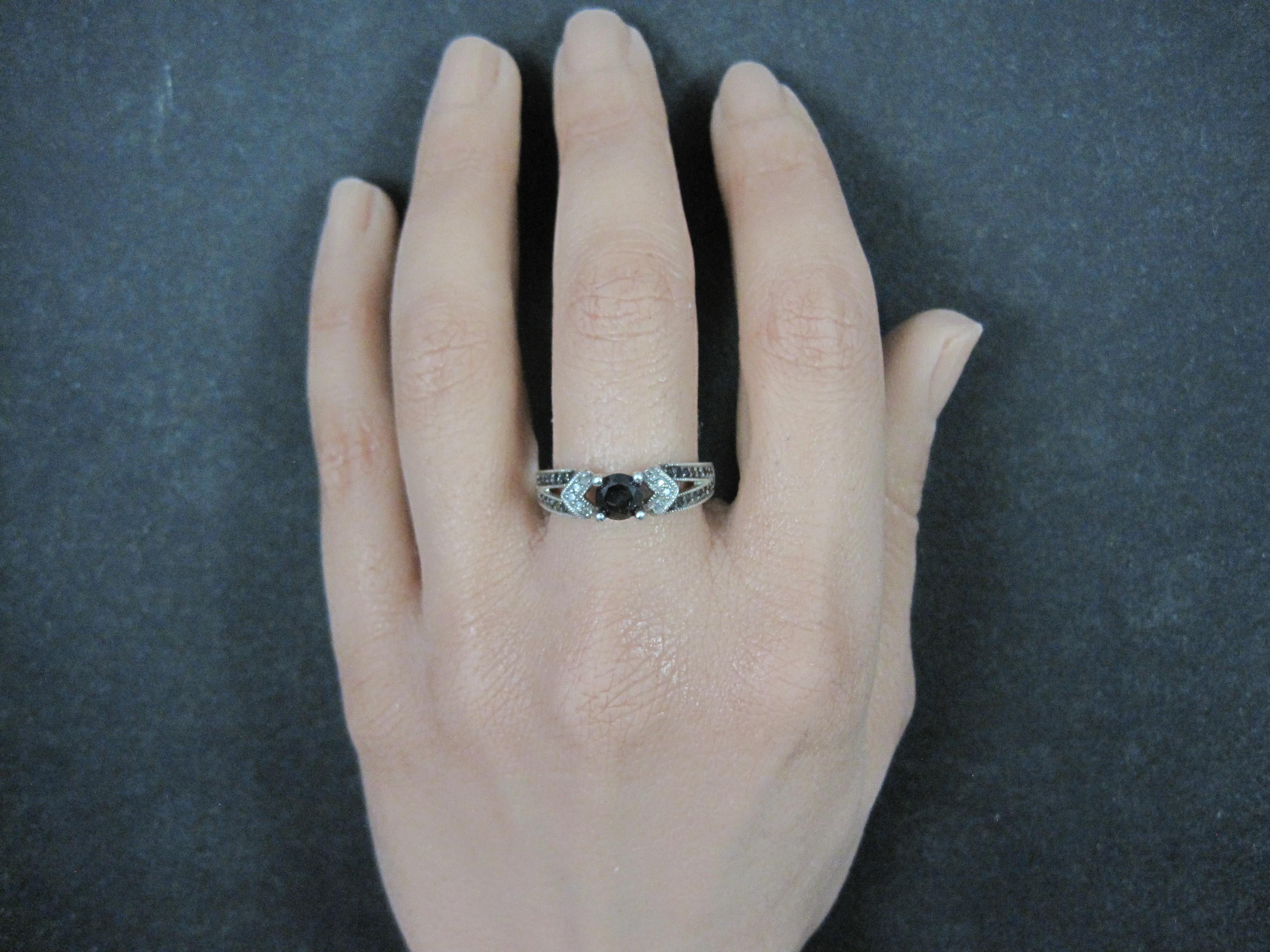 Bague de fiançailles en argent sterling avec diamants noirs et blancs taille 8 en vente 1