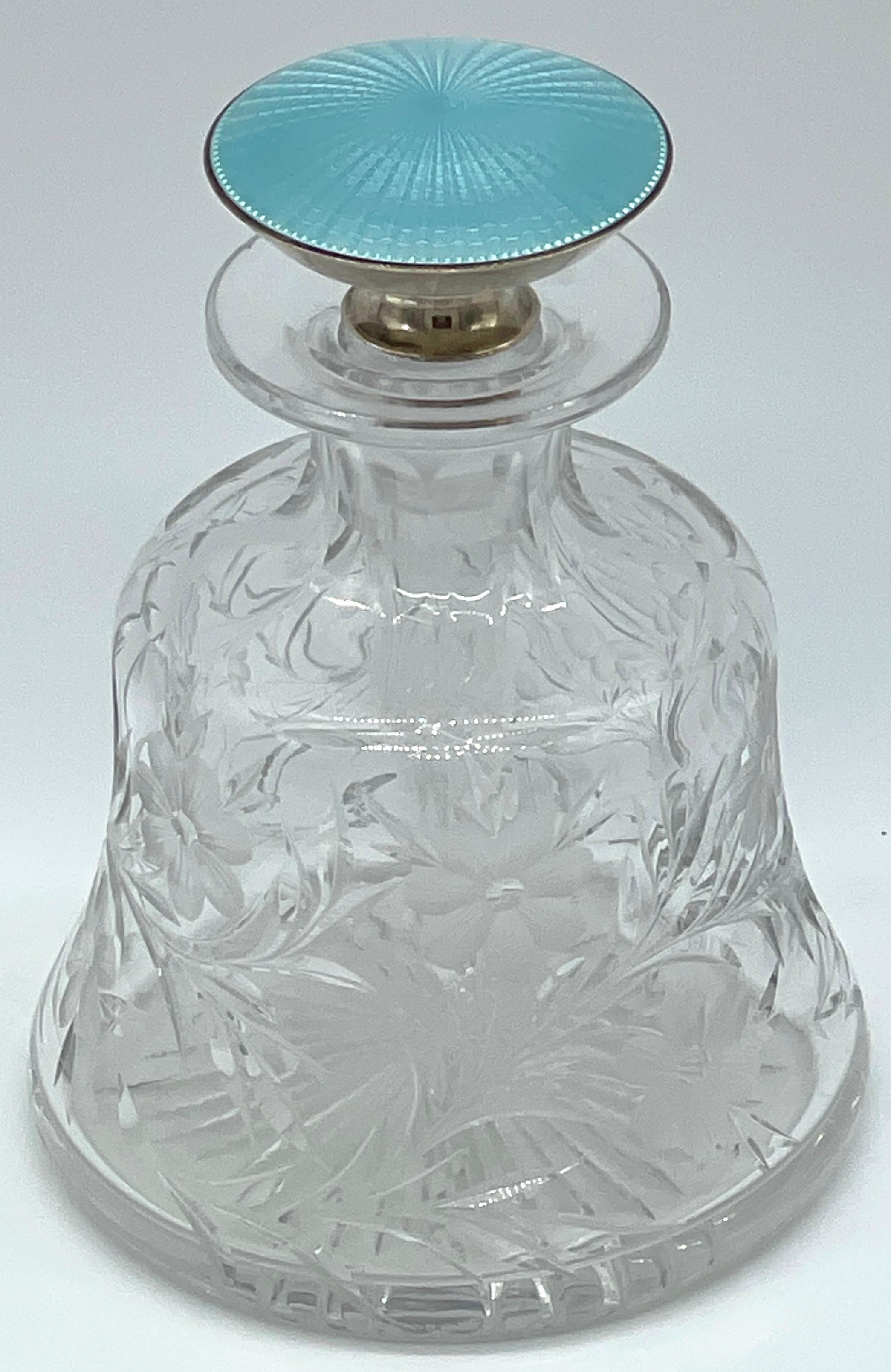 Sterling & Blue Guilloché Emaille Floral Cut Glas Parfümflasche 
USA, ca. 1920er Jahre

Das Parfümfläschchen ist ein schönes Beispiel für ein aus den Vereinigten Staaten stammendes Stück aus Sterlingsilber und blauer Guilloche-Emaille aus den 1920er