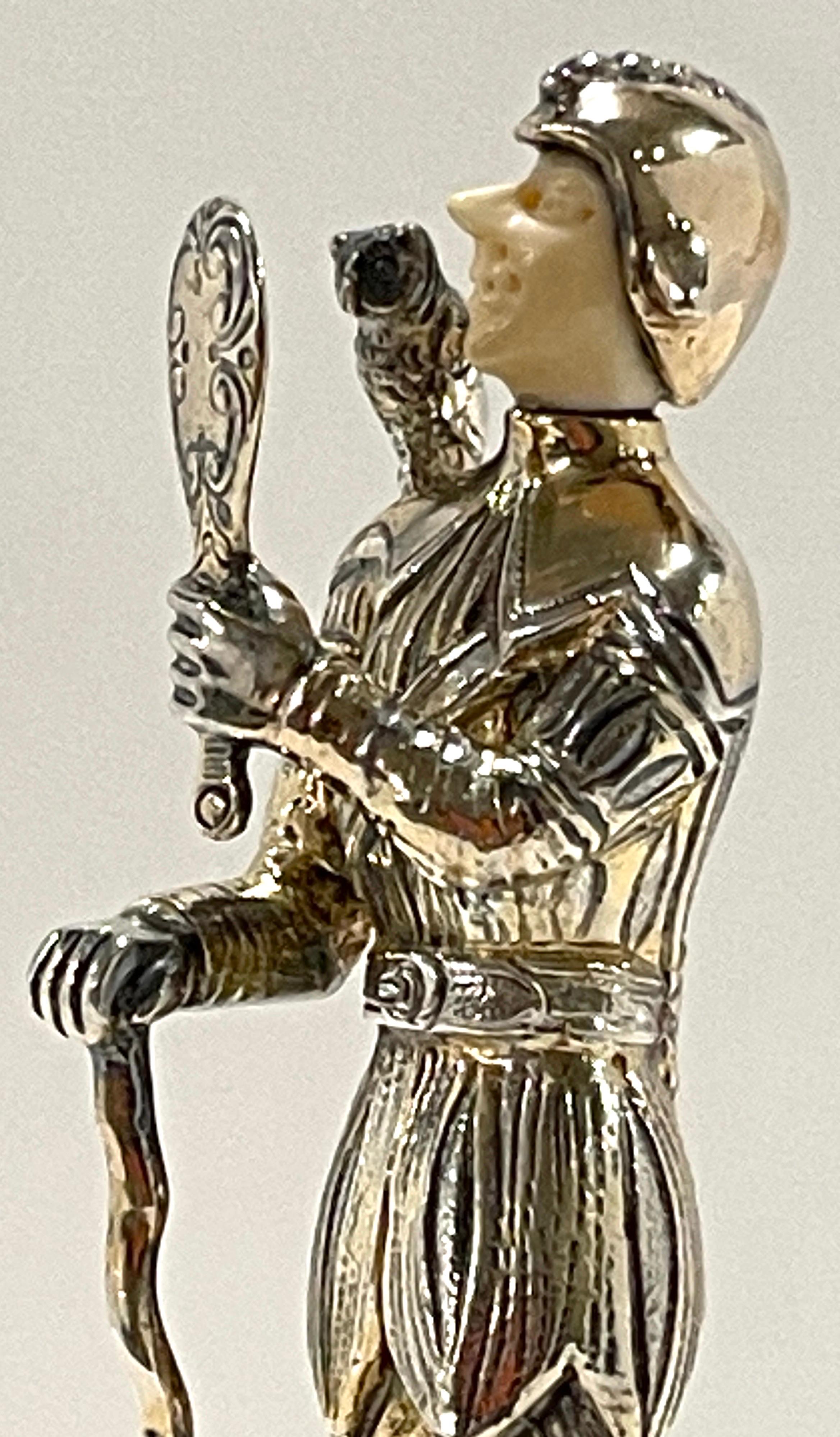 Figure d'un bouffon de la cour en sterling, os et pierres semi-précieuses en vente 4