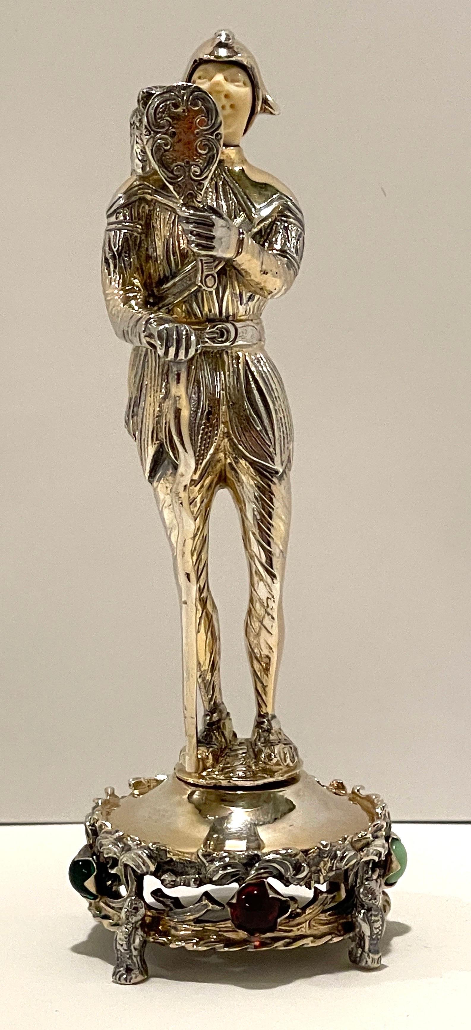 Sterling, Knochen, & Halbedelsteine Figur eines Hofnarren
Deutschland, Anfang 20. Jahrhundert

Eine sorgfältig gegossene und modellierte Figur des Hofnarren aus dem Mittelalter/Renaissance, die einen Spiegel hält und eine Eule auf der Schulter