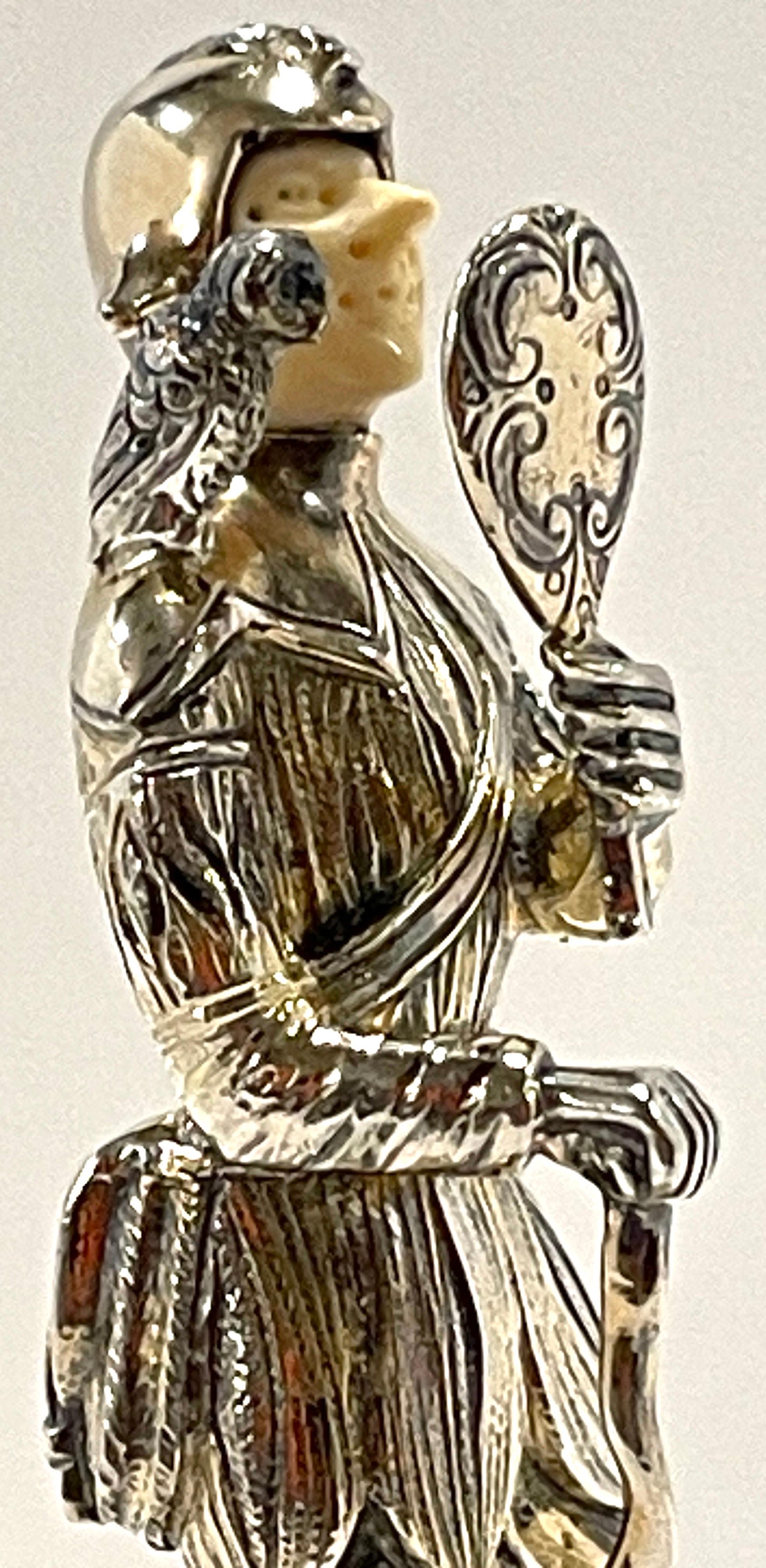 Sterling, Knochen, & Halbedelsteine Figur eines Hofnarren (Vergoldet) im Angebot