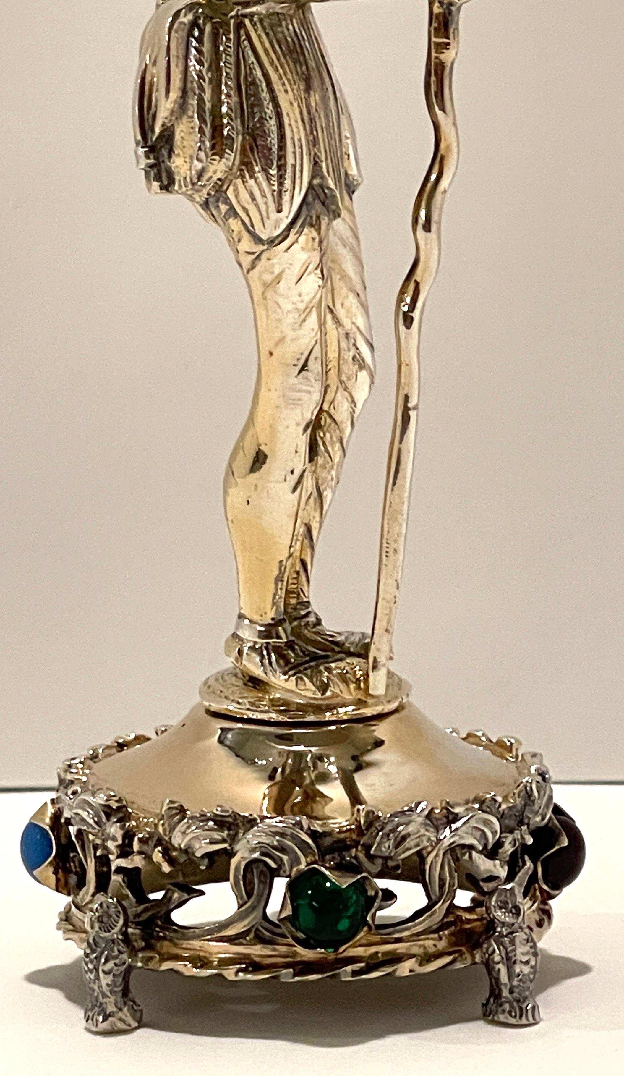 XX secolo Sterlina, osso e gemme semipreziose Figura di un giullare di corte in vendita