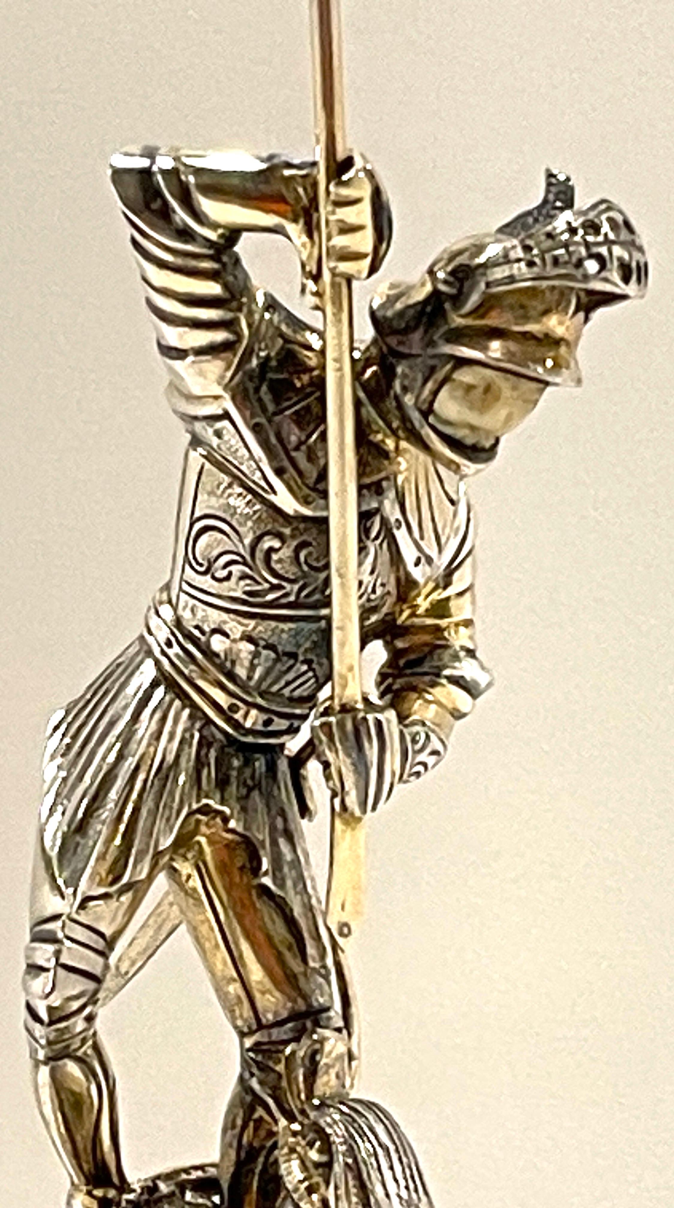 Argent sterling Figurine en argent, os et pierres semi-précieuses représentant Saint Georges et le dragon   en vente
