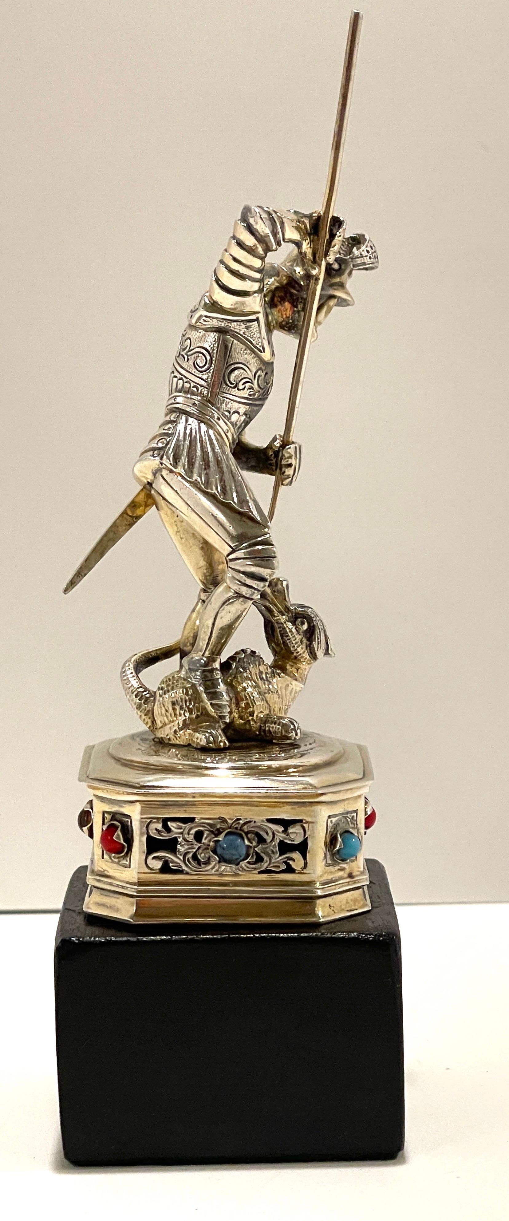 Figurine en argent, os et pierres semi-précieuses représentant Saint Georges et le dragon   en vente 1