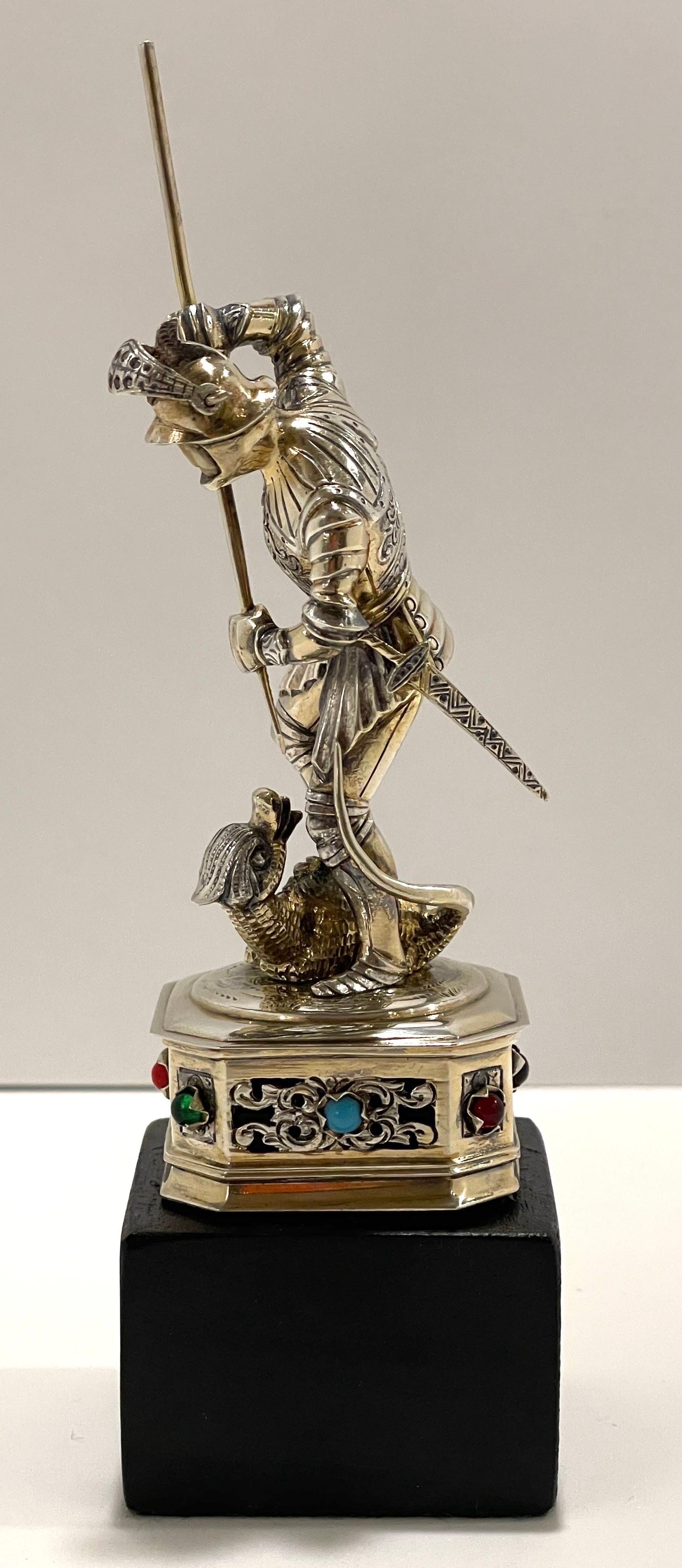 Figurine en argent, os et pierres semi-précieuses représentant Saint Georges et le dragon   en vente 3