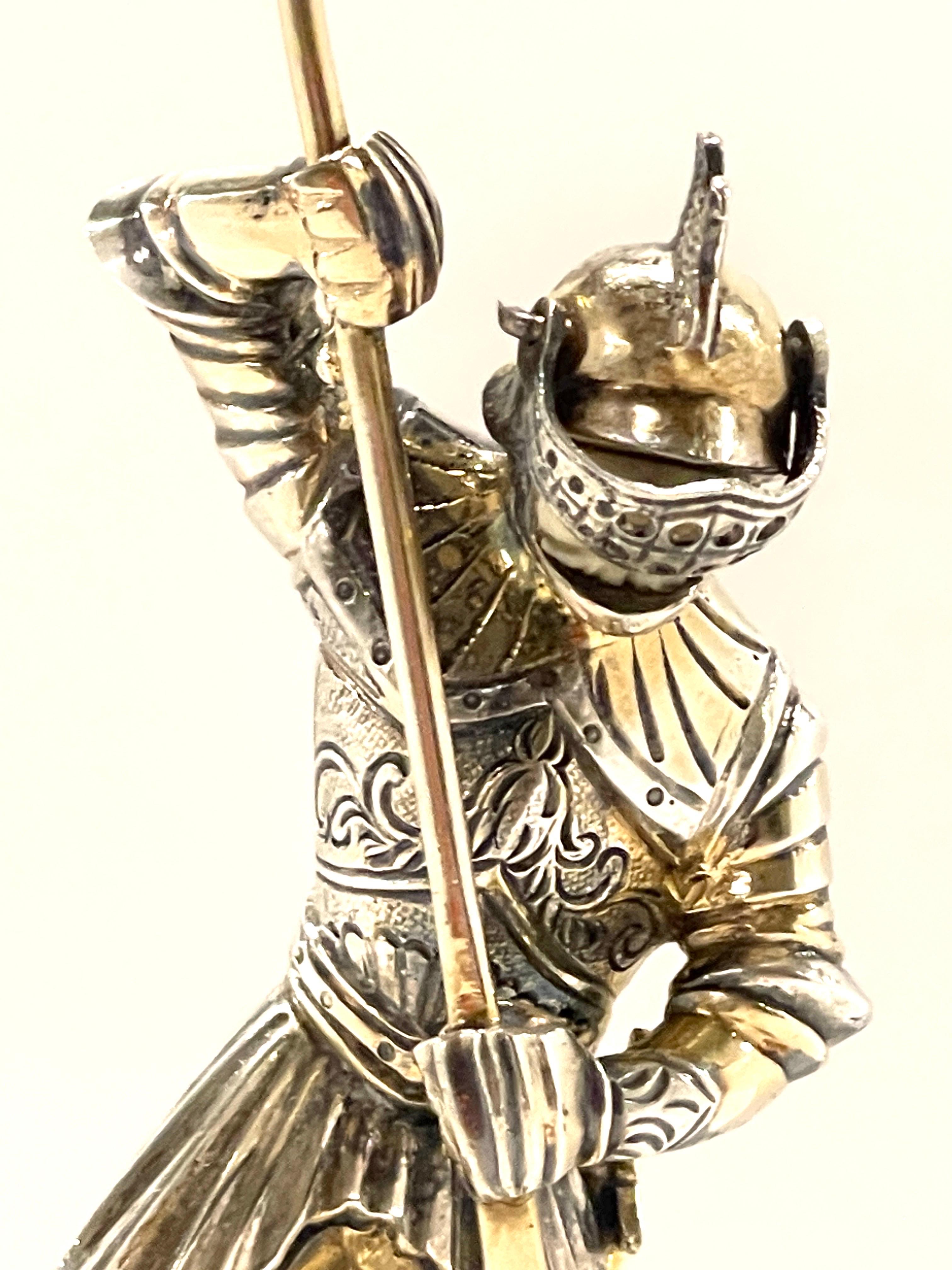 Renaissance Figurine en argent, os et pierres semi-précieuses représentant Saint Georges et le dragon   en vente