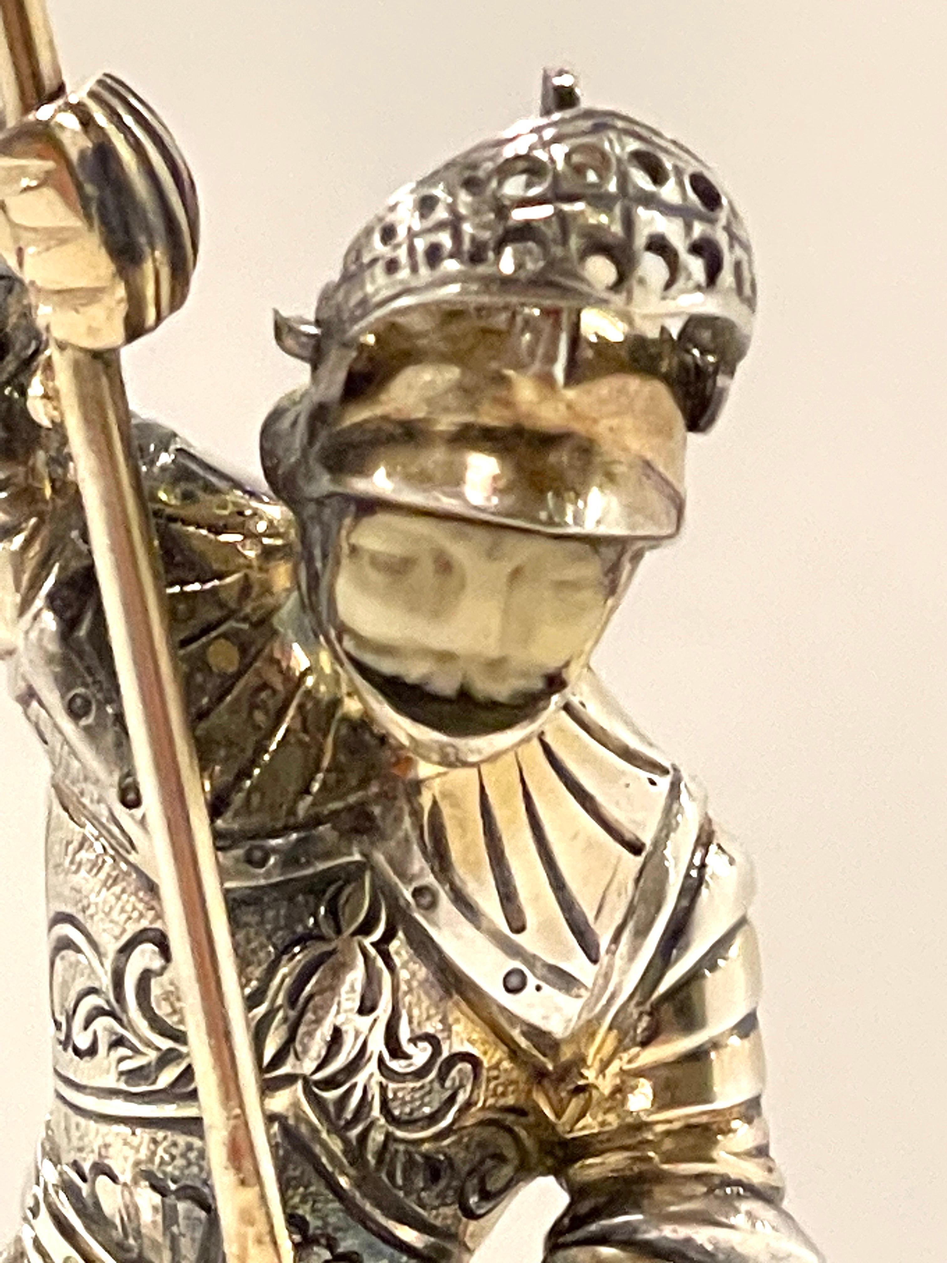 Allemand Figurine en argent, os et pierres semi-précieuses représentant Saint Georges et le dragon   en vente