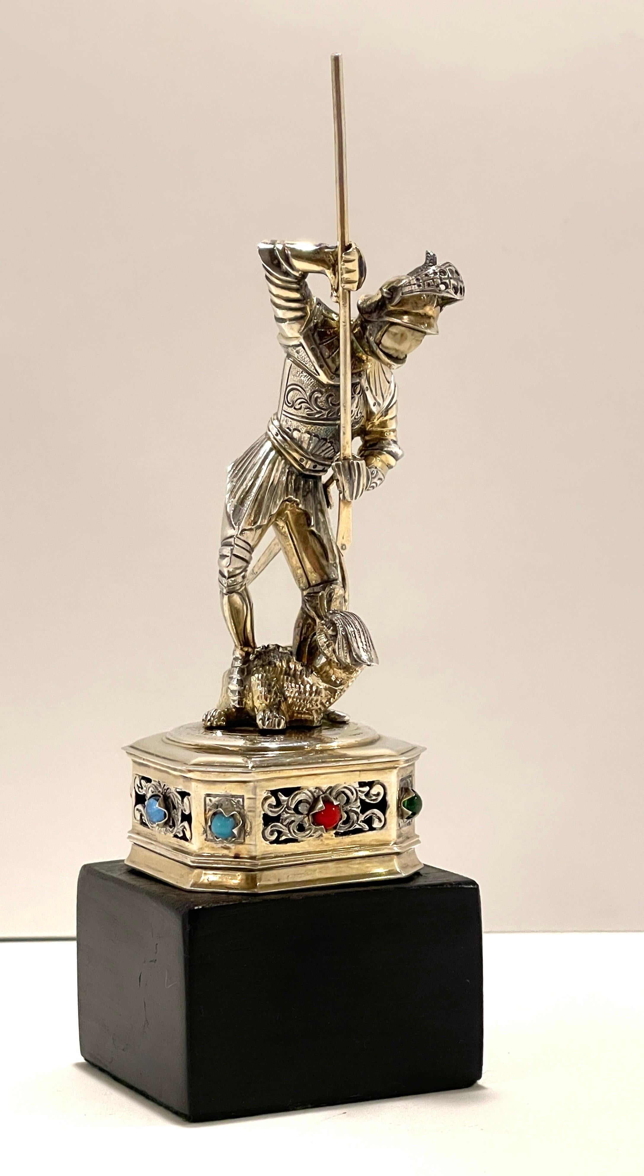Sculpté à la main Figurine en argent, os et pierres semi-précieuses représentant Saint Georges et le dragon   en vente