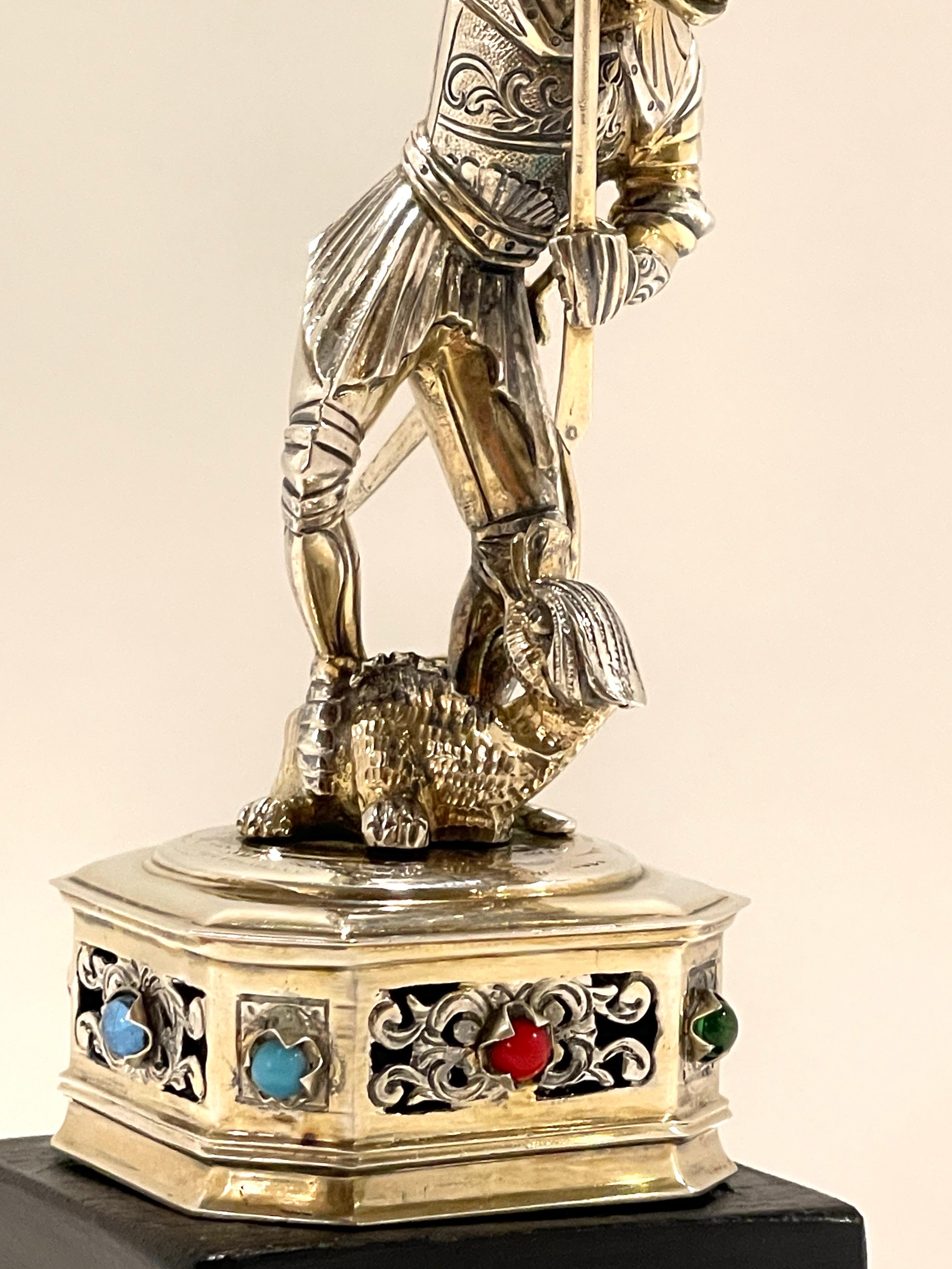20ième siècle Figurine en argent, os et pierres semi-précieuses représentant Saint Georges et le dragon   en vente