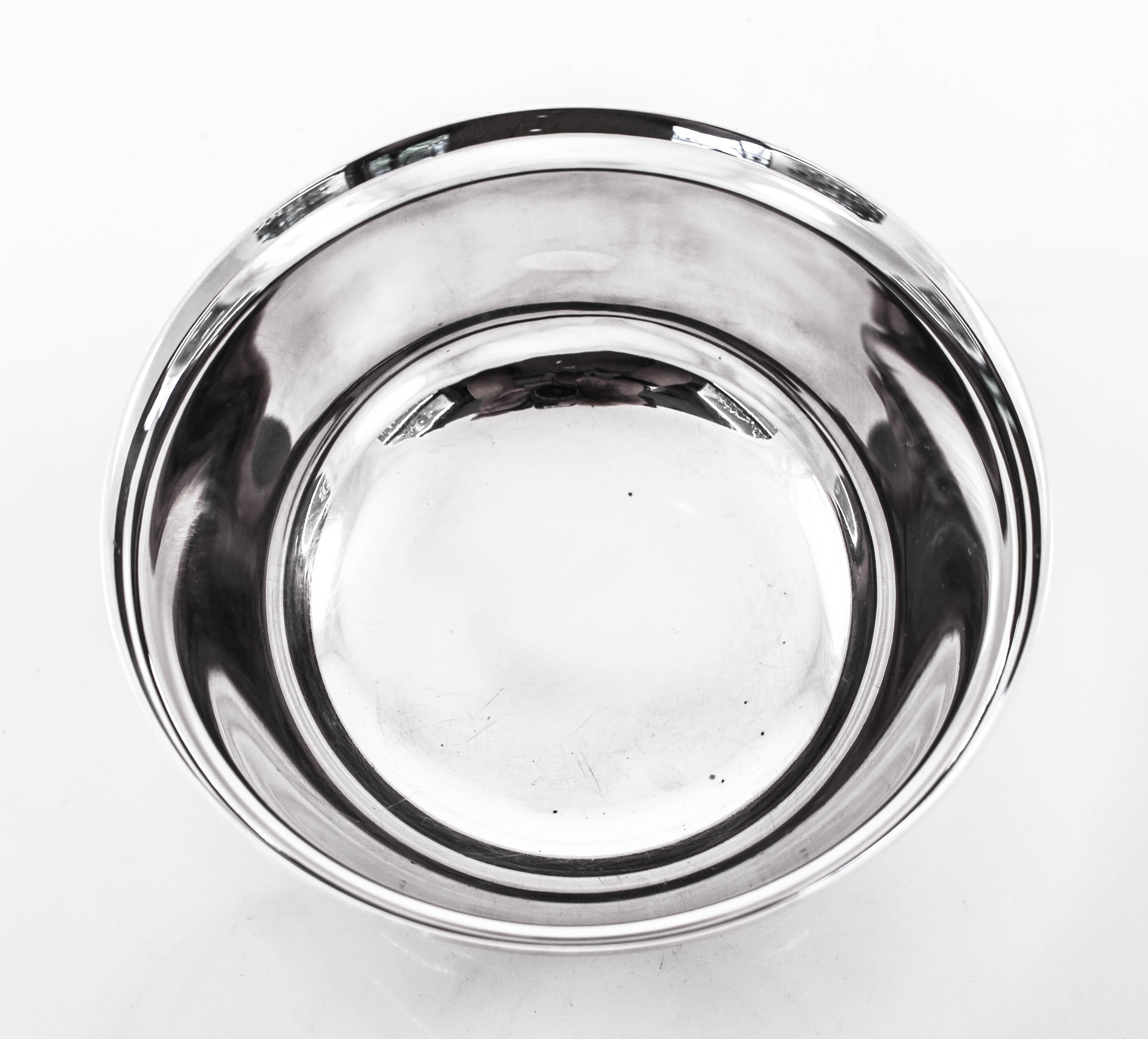 This sterling silver bowl by Lunt Silversmiths is reflective of the midcentury style. Modern with no decorations, it’s all about functionality rather than decorative. However midcentury is now seen as a style onto its self, in fact it’s very sought