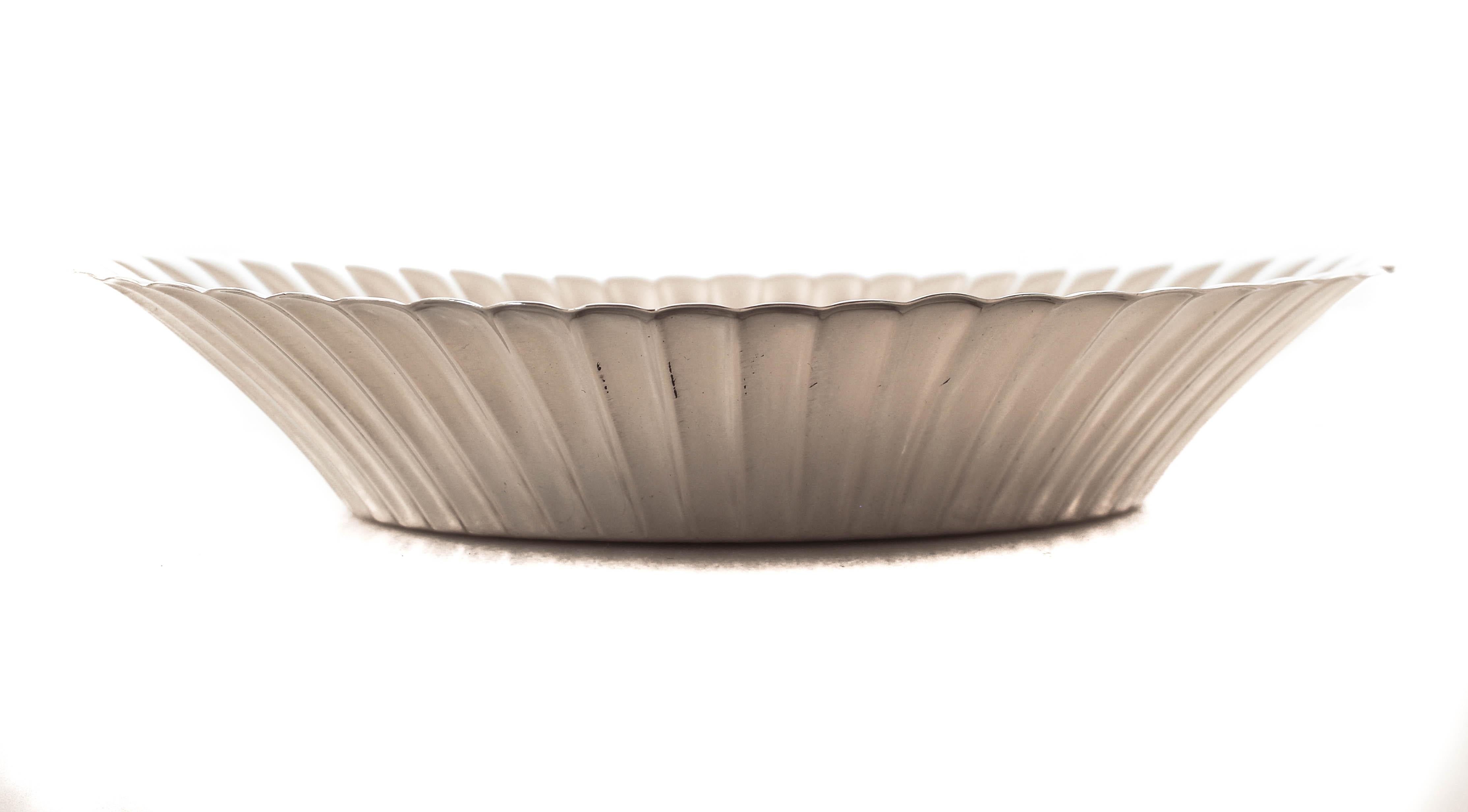 We are delighted to offer this sterling silver breadbasket by Reed and Barton, hallmarked 1937. It has a fluted edge giving it an Art Deco feel. The style goes with any decor or style; from ornate to modern.