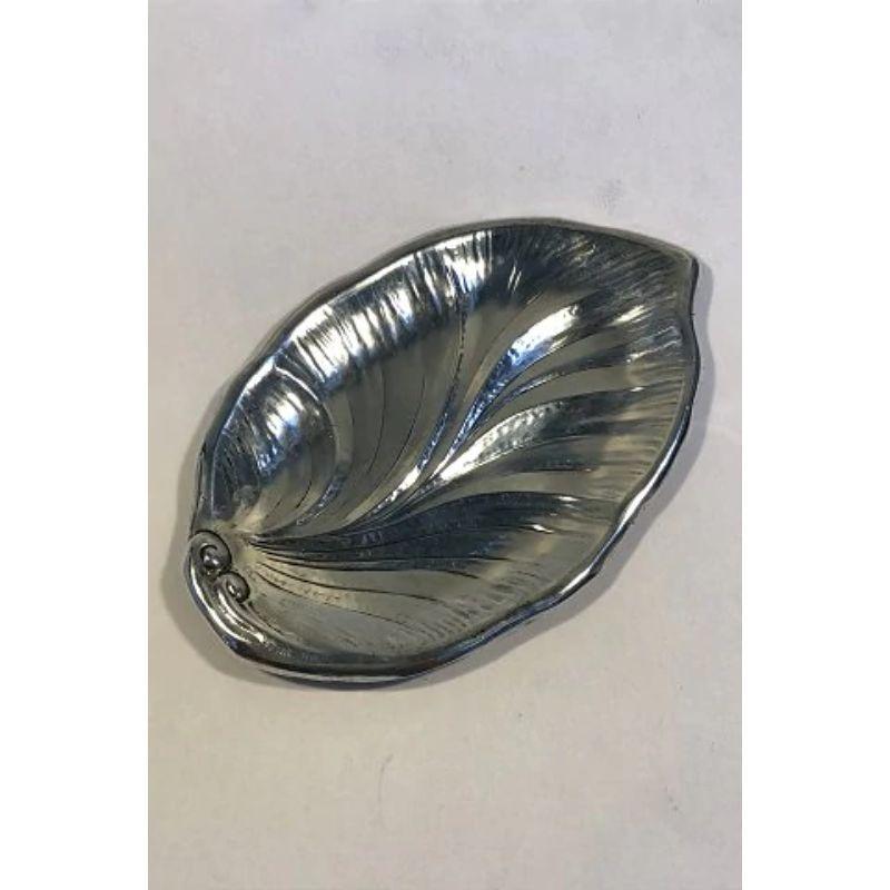 Sterling by Poole Leaf-shaped silver dish No 440 

Measures 16 cm x 11 cm(6 19/64 in x 4 21/64 in) Weight 78.4 gr/2.77 oz.
 