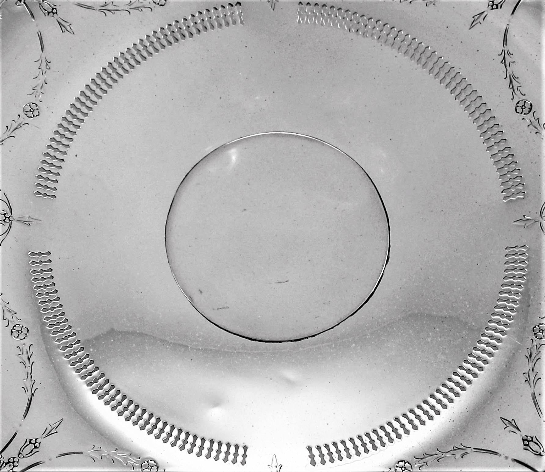 Sterling Cake Plate In Excellent Condition In Brooklyn, NY