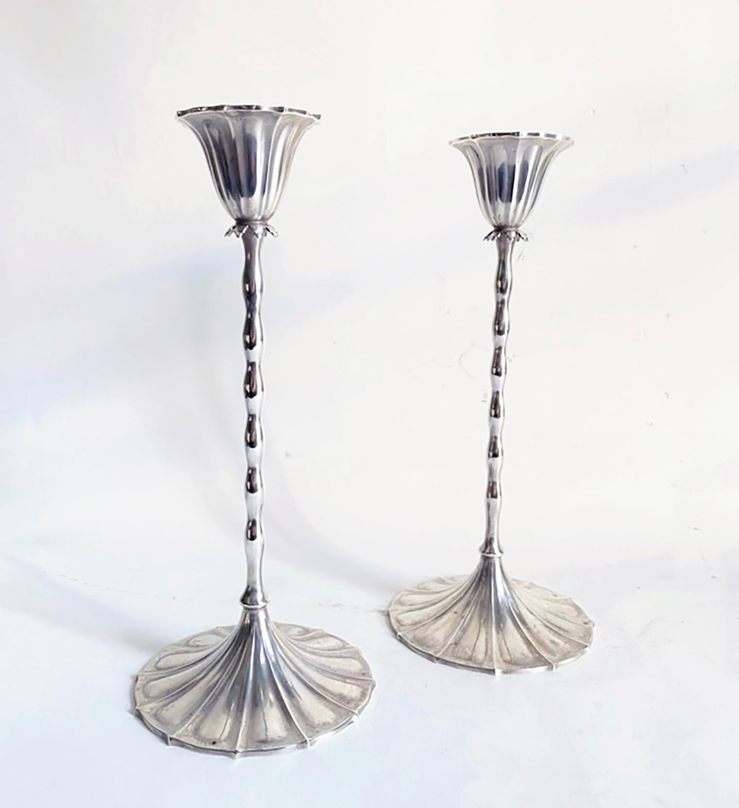 REED & BARTON  (attivo dal 1824 ad oggi) Taunton, MA

Candelieri  1928

Ecco una bellissima coppia di candelieri in sterling di Reed & Barton. Queste risalgono al 1928 e sono state pubblicate nel numero di dicembre 1928 della rivista Vanity Fair.